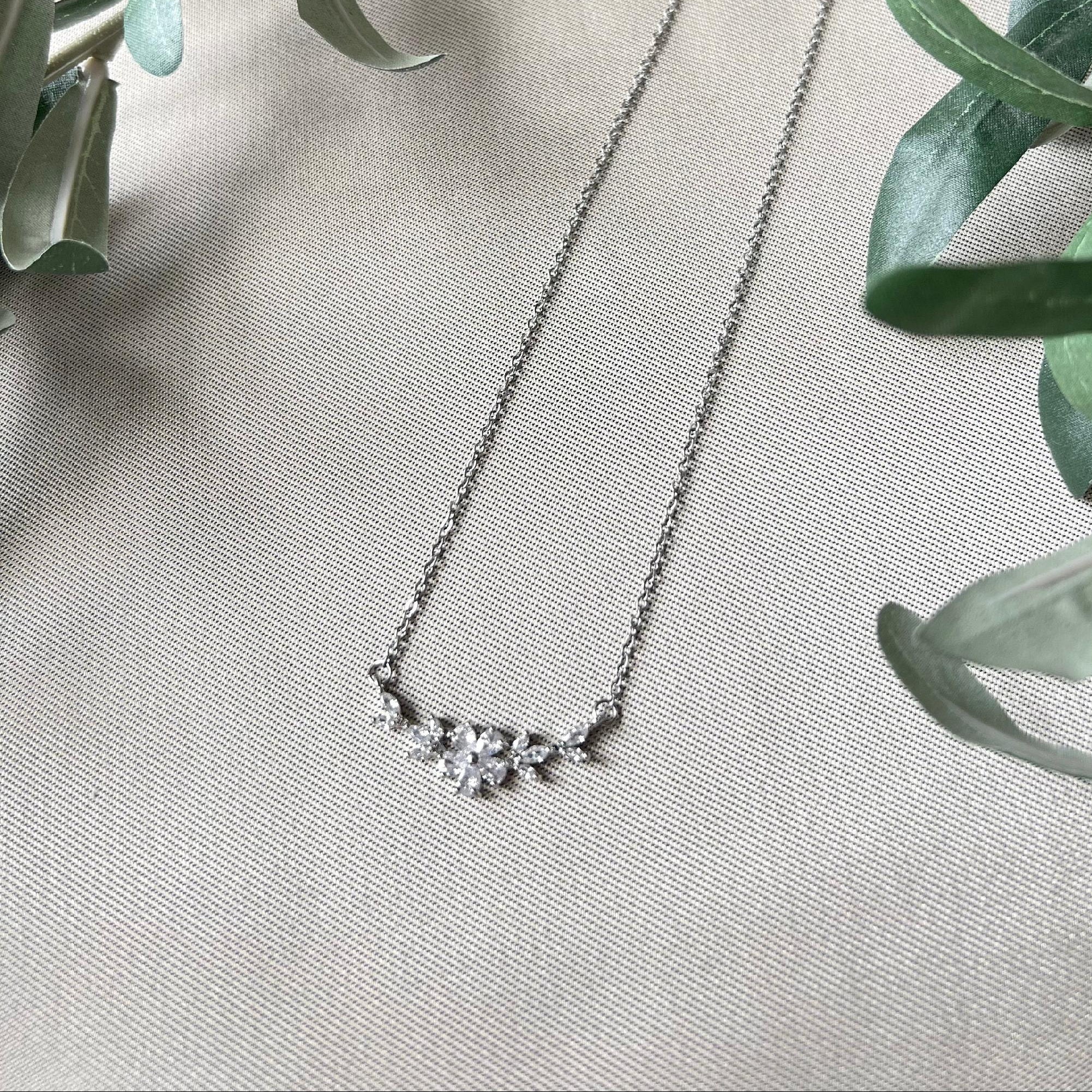 Halskette, kurze Kette, Brautschmuck, feine Blumen, Roségold, Silber oder Gold, glaenzender Schmuck, Hochzeit, Brauthalskette, Brautjungfer, Geschenk fuer Sie, Damenschmuck, Weihnachtsgeschenk Frauen