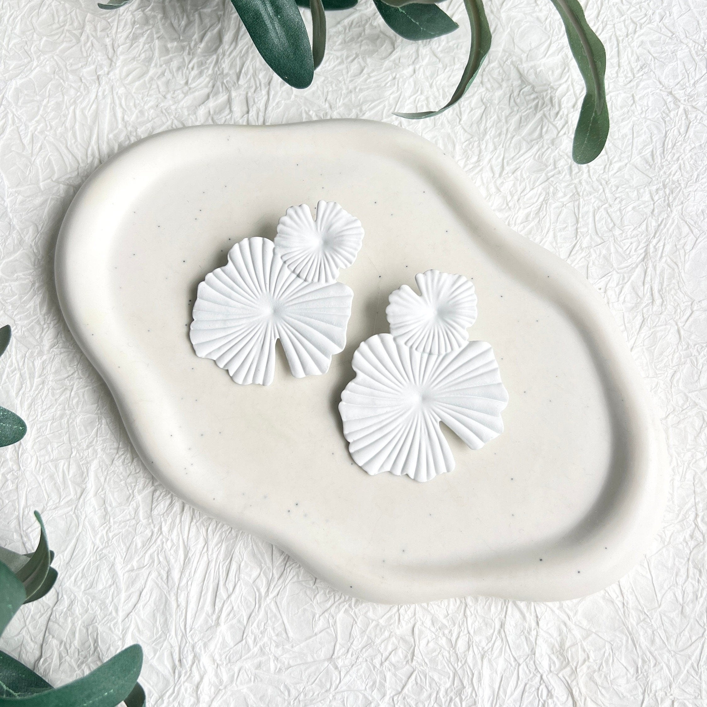 Ohrringe, Braut, weiße Blätter, Ginkgo, moderne Ohrstecker, Standesamt, Brautschmuck, Brautohrringe