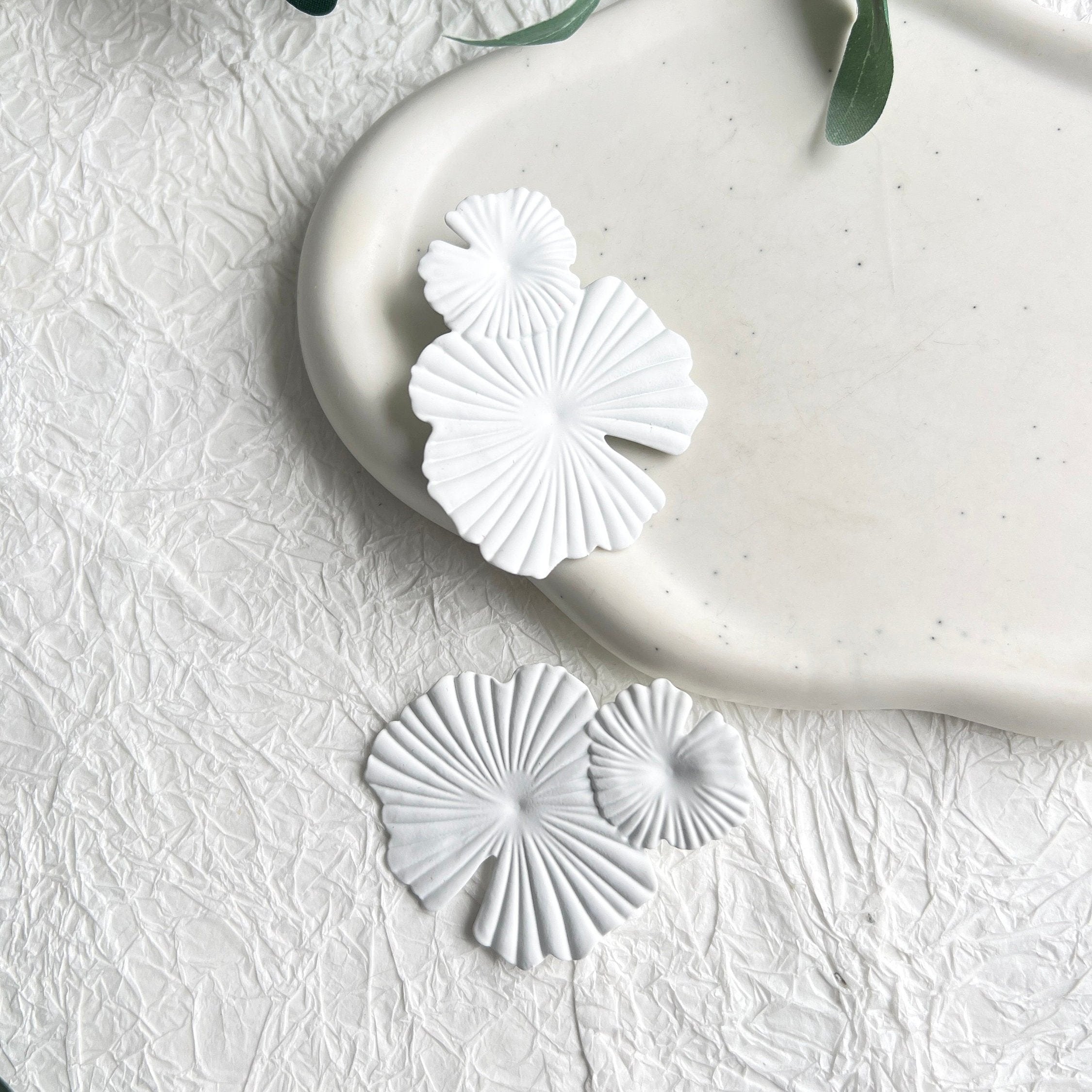Ohrringe, Braut, weiße Blätter, Ginkgo, moderne Ohrstecker, Standesamt, Brautschmuck, Brautohrringe