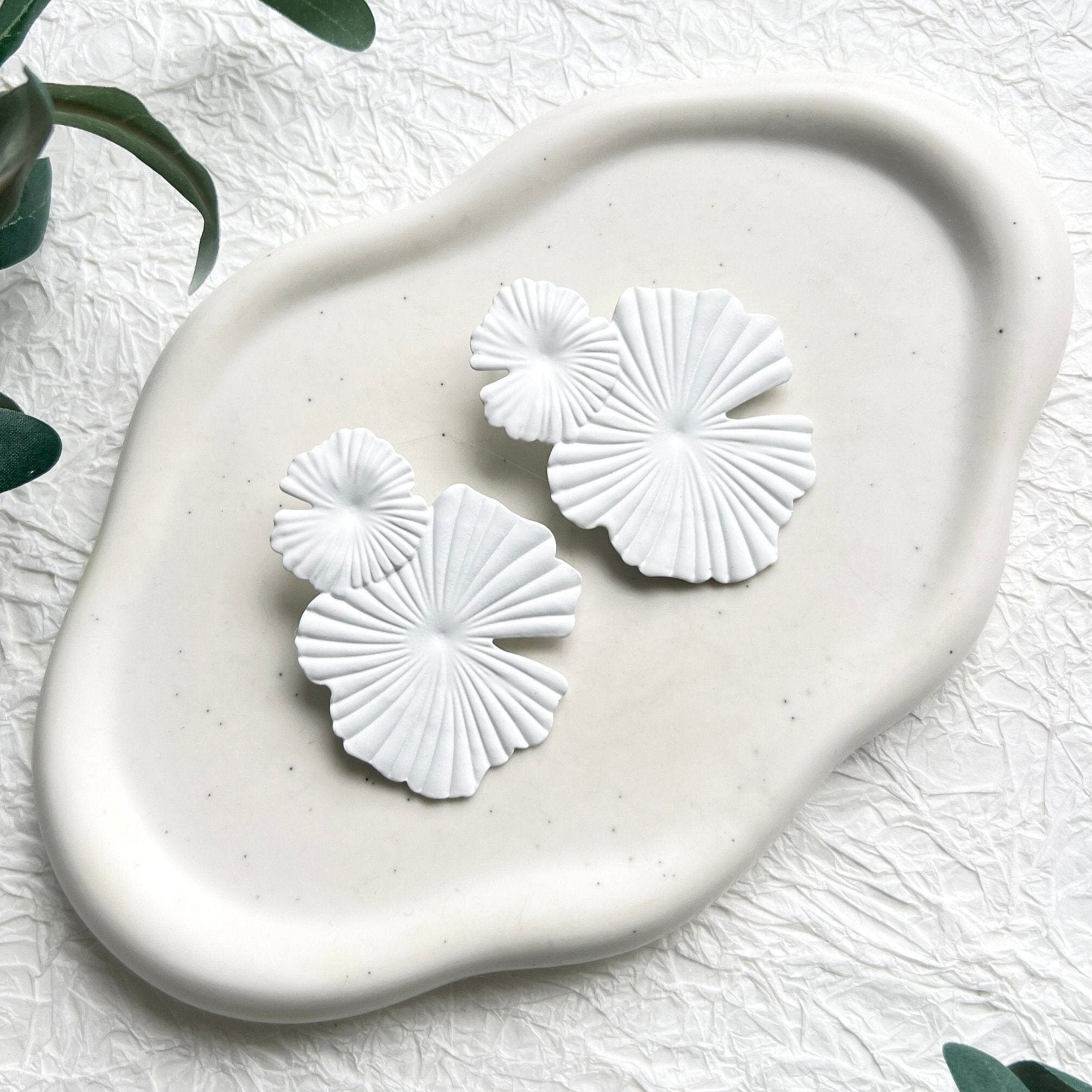 Ohrringe, Braut, weiße Blätter, Ginkgo, moderne Ohrstecker, Standesamt, Brautschmuck, Brautohrringe
