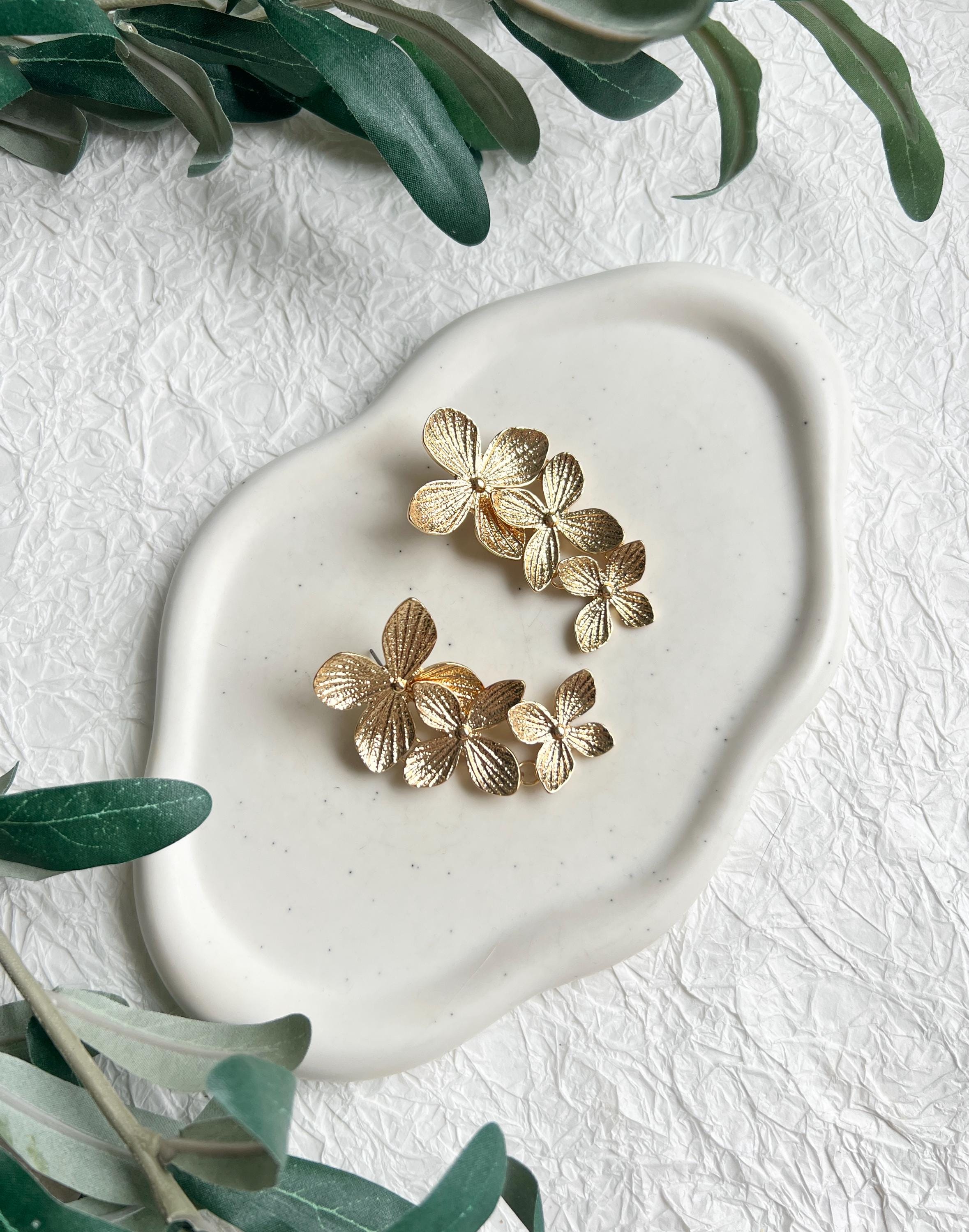 Ohrringe, Gold, Blumen, lange Blütenohrringe, Brautohrringe, Brautschmuck, floraler Schmuck, Hochzeit, Brautjungfer, Trauzeugin, Hochzeitsschmuck