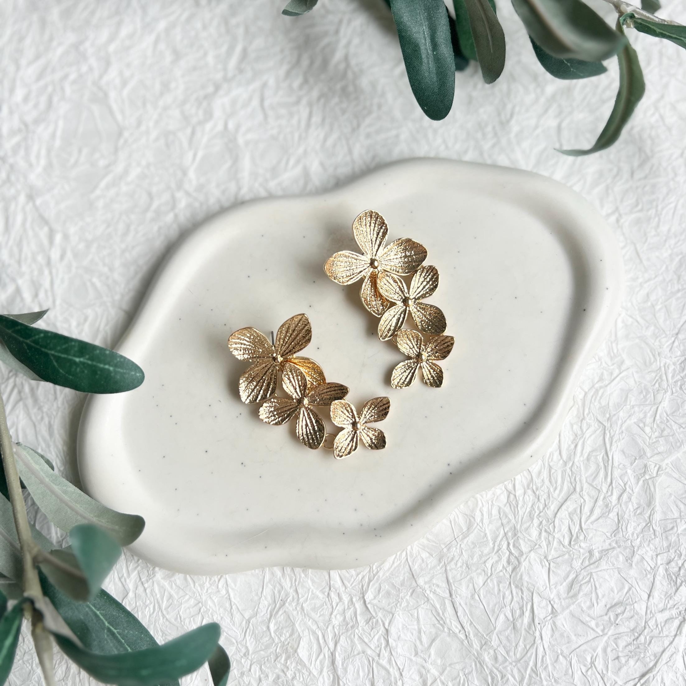 Ohrringe, Gold, Blumen, lange Blütenohrringe, Brautohrringe, Brautschmuck, floraler Schmuck, Hochzeit, Brautjungfer, Trauzeugin, Hochzeitsschmuck