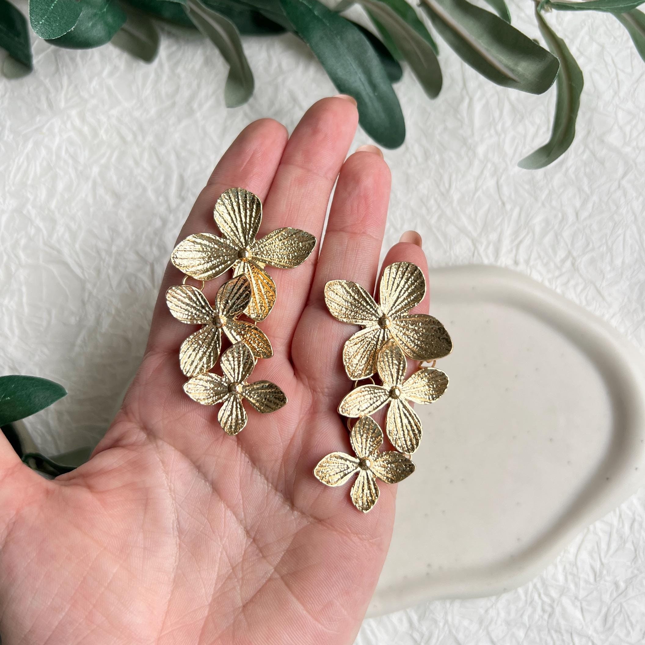 Ohrringe, Gold, Blumen, lange Blütenohrringe, Brautohrringe, Brautschmuck, floraler Schmuck, Hochzeit, Brautjungfer, Trauzeugin, Hochzeitsschmuck