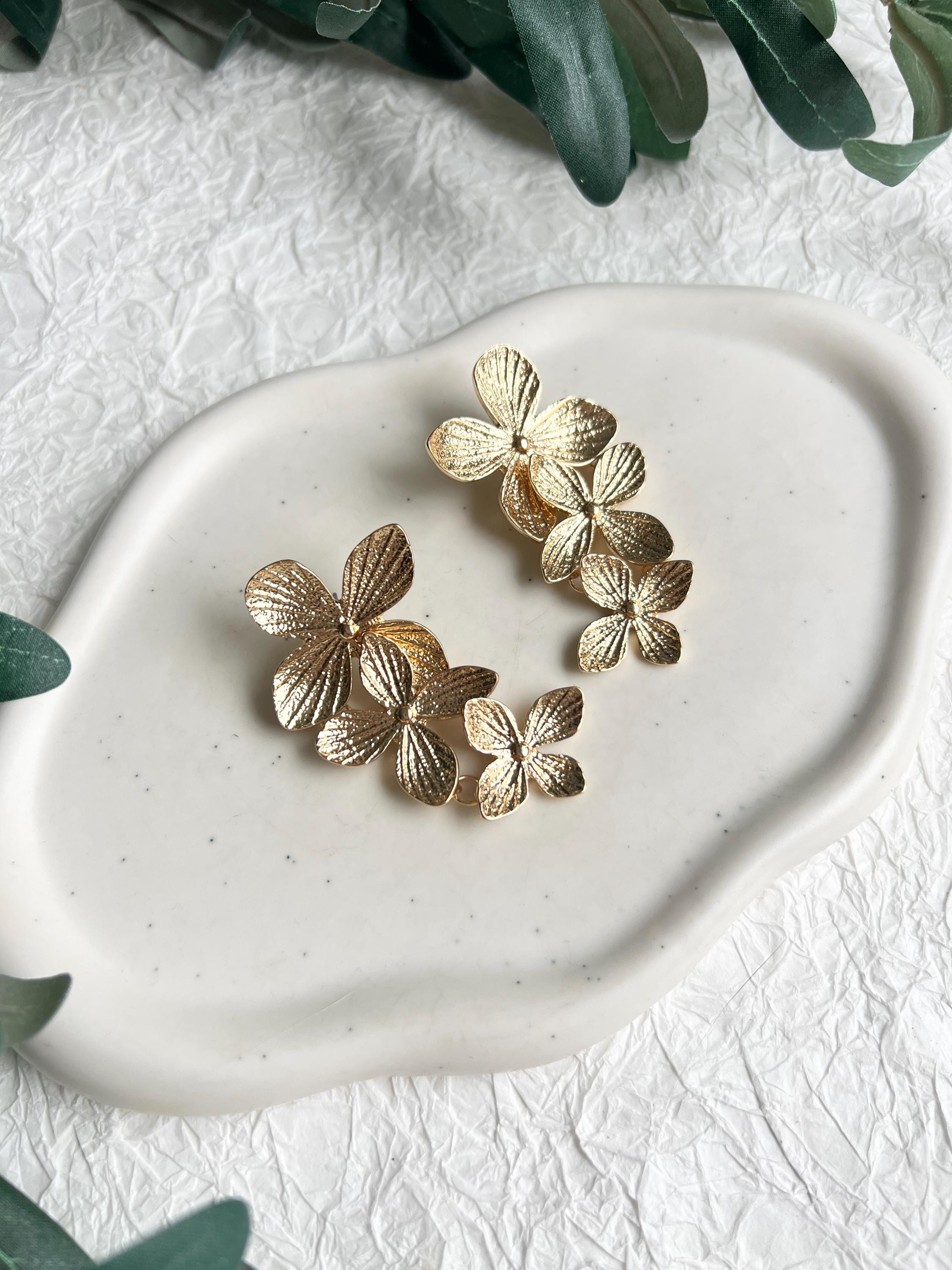 Ohrringe, Gold, Blumen, lange Blütenohrringe, Brautohrringe, Brautschmuck, floraler Schmuck, Hochzeit, Brautjungfer, Trauzeugin, Hochzeitsschmuck