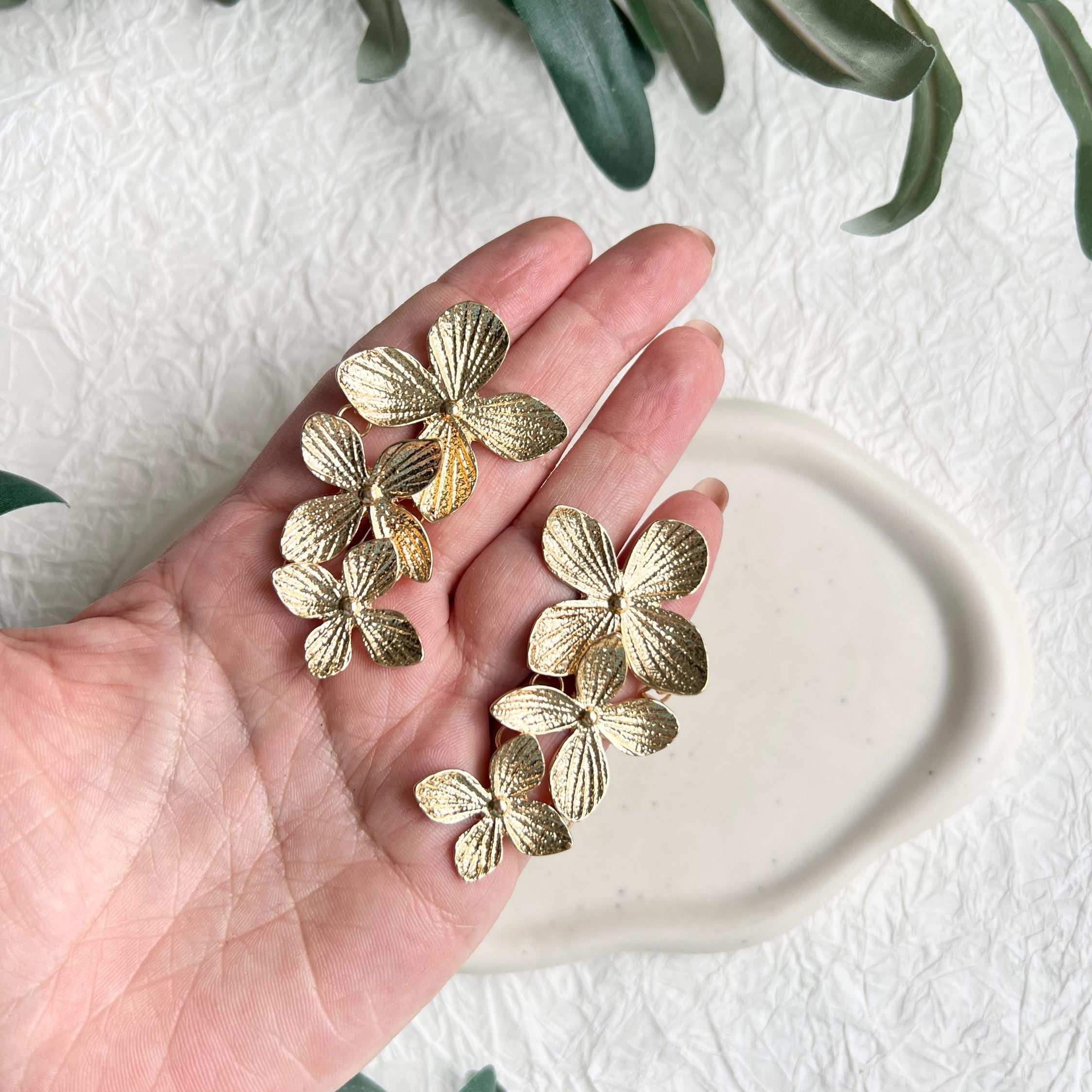 Ohrringe, Gold, Blumen, lange Blütenohrringe, Brautohrringe, Brautschmuck, floraler Schmuck, Hochzeit, Brautjungfer, Trauzeugin, Hochzeitsschmuck