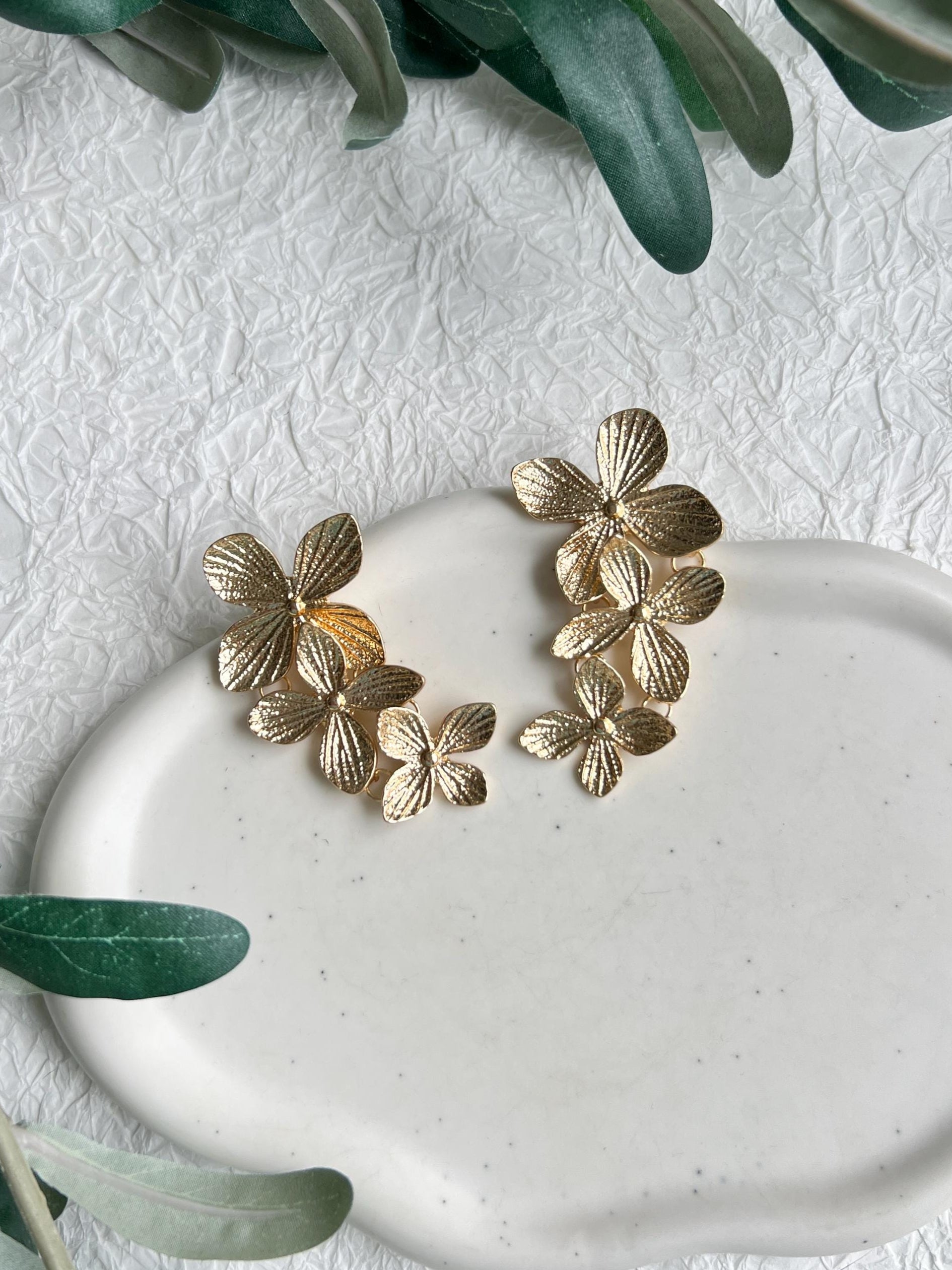 Ohrringe, Gold, Blumen, lange Blütenohrringe, Brautohrringe, Brautschmuck, floraler Schmuck, Hochzeit, Brautjungfer, Trauzeugin, Hochzeitsschmuck