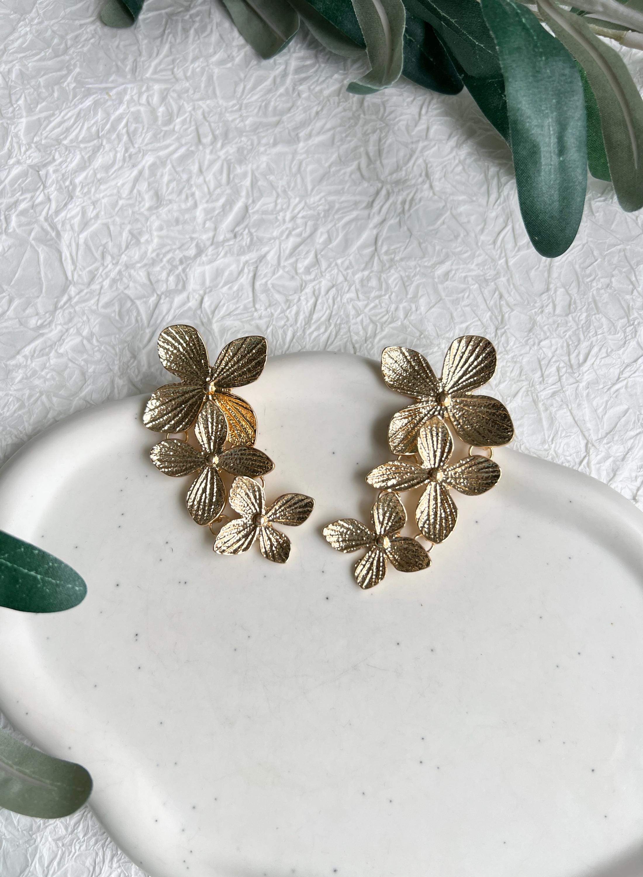 Ohrringe, Gold, Blumen, lange Blütenohrringe, Brautohrringe, Brautschmuck, floraler Schmuck, Hochzeit, Brautjungfer, Trauzeugin, Hochzeitsschmuck