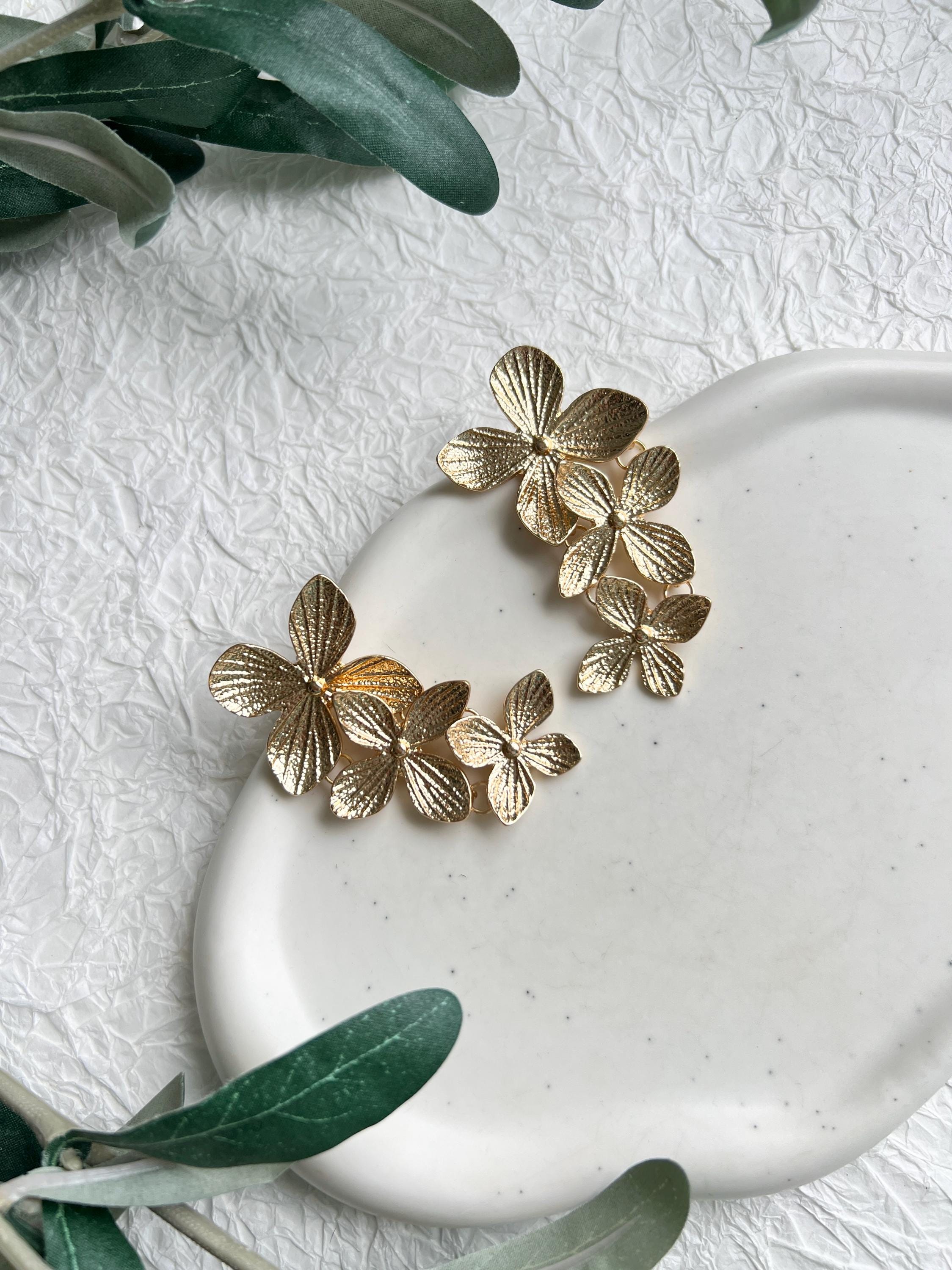 Ohrringe, Gold, Blumen, lange Blütenohrringe, Brautohrringe, Brautschmuck, floraler Schmuck, Hochzeit, Brautjungfer, Trauzeugin, Hochzeitsschmuck