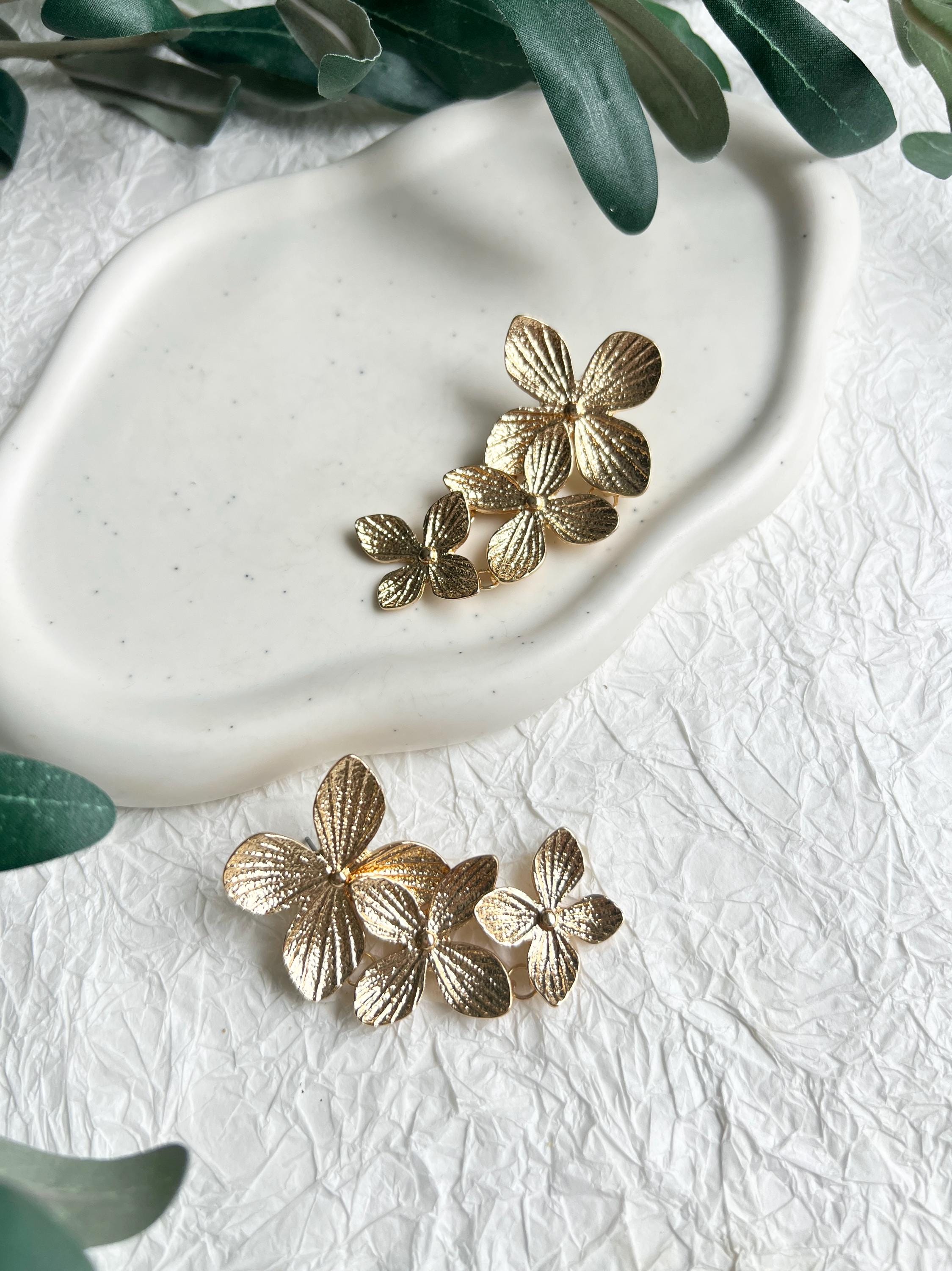 Ohrringe, Gold, Blumen, lange Blütenohrringe, Brautohrringe, Brautschmuck, floraler Schmuck, Hochzeit, Brautjungfer, Trauzeugin, Hochzeitsschmuck