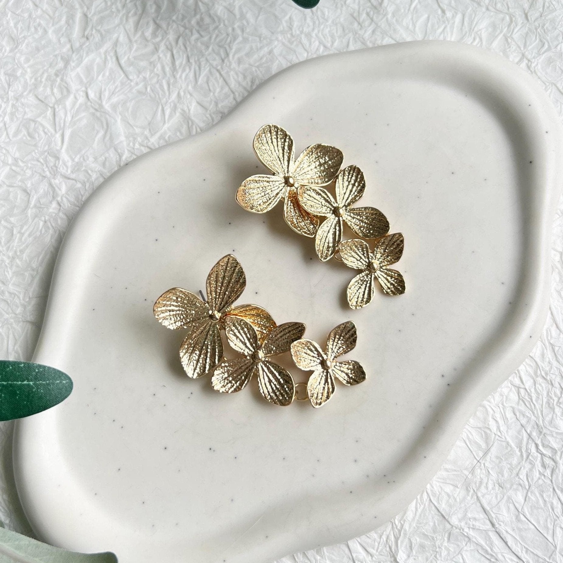 Ohrringe, Gold, Blumen, lange Blütenohrringe, Brautohrringe, Brautschmuck, floraler Schmuck, Hochzeit, Brautjungfer, Trauzeugin, Hochzeitsschmuck