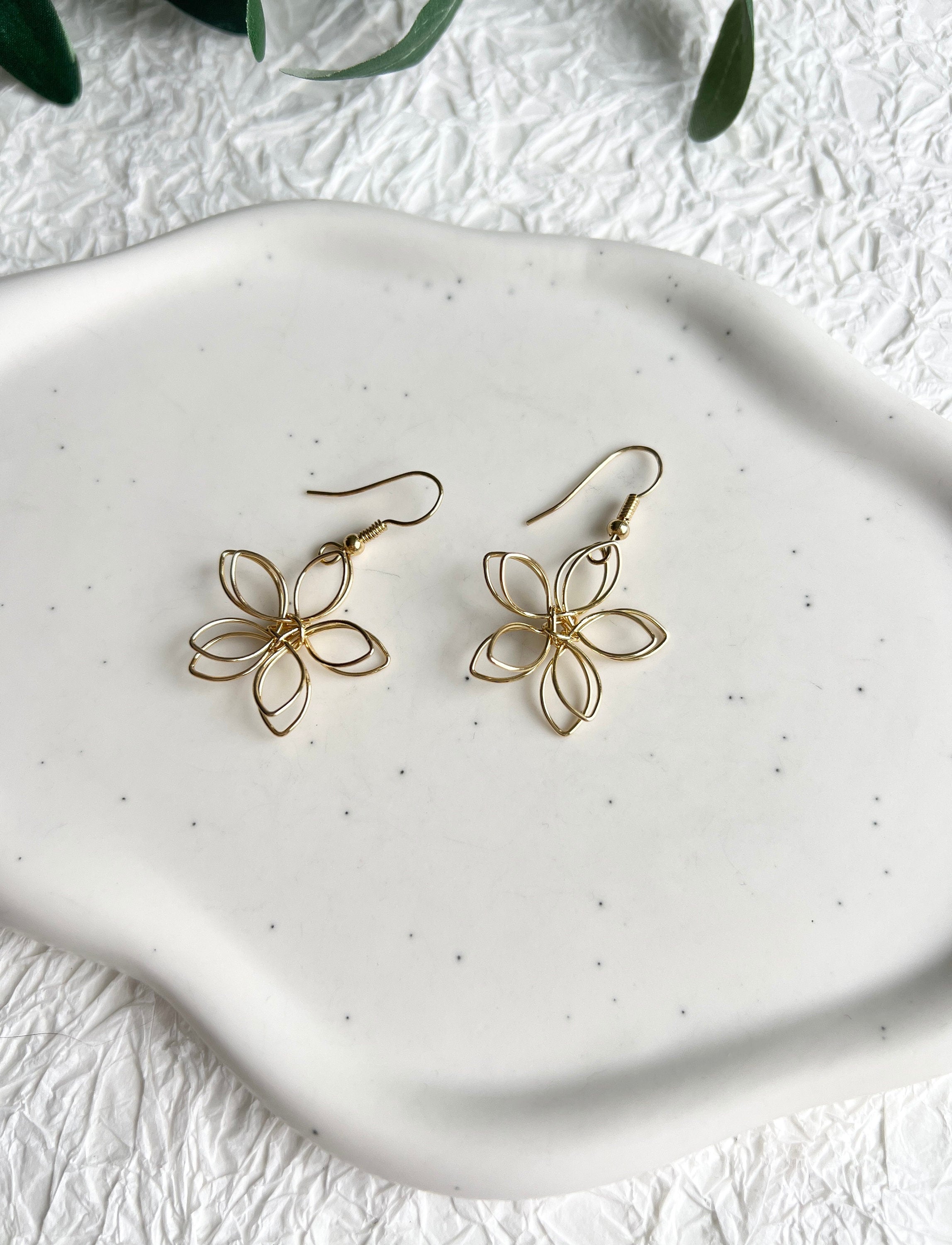 Braut Ohrringe, Gold, Blüten Form, filigraner Draht, elegante Hängeohrringe, Blumen Schmuck-Ohrringe-Schmuckblüte