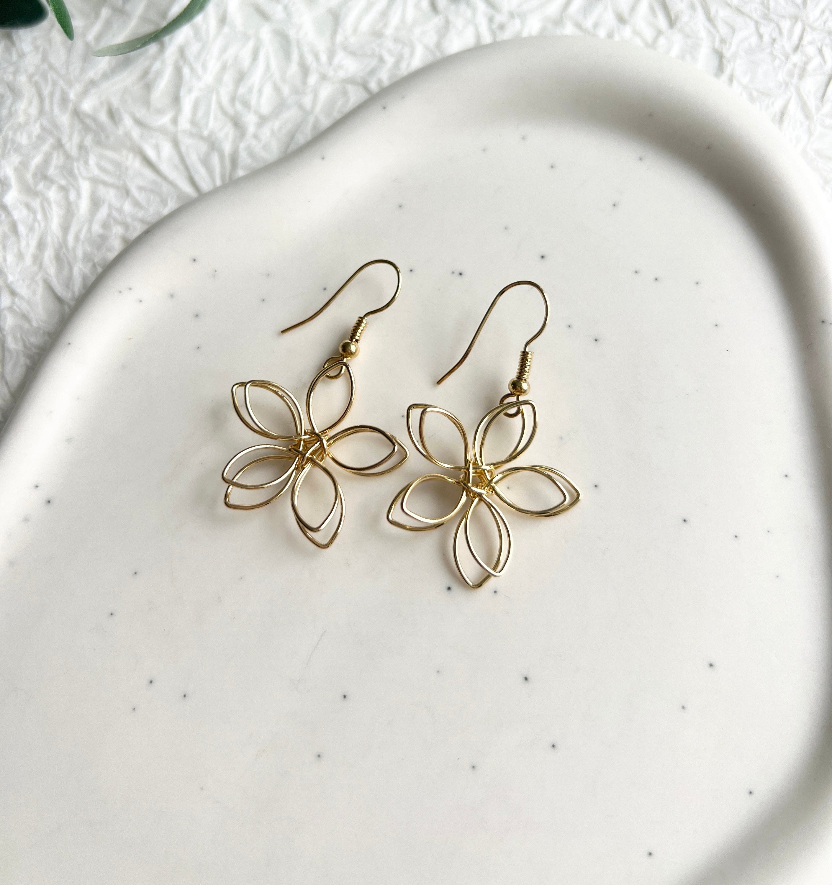 Braut Ohrringe, Gold, Blüten Form, filigraner Draht, elegante Hängeohrringe, Blumen Schmuck-Ohrringe-Schmuckblüte