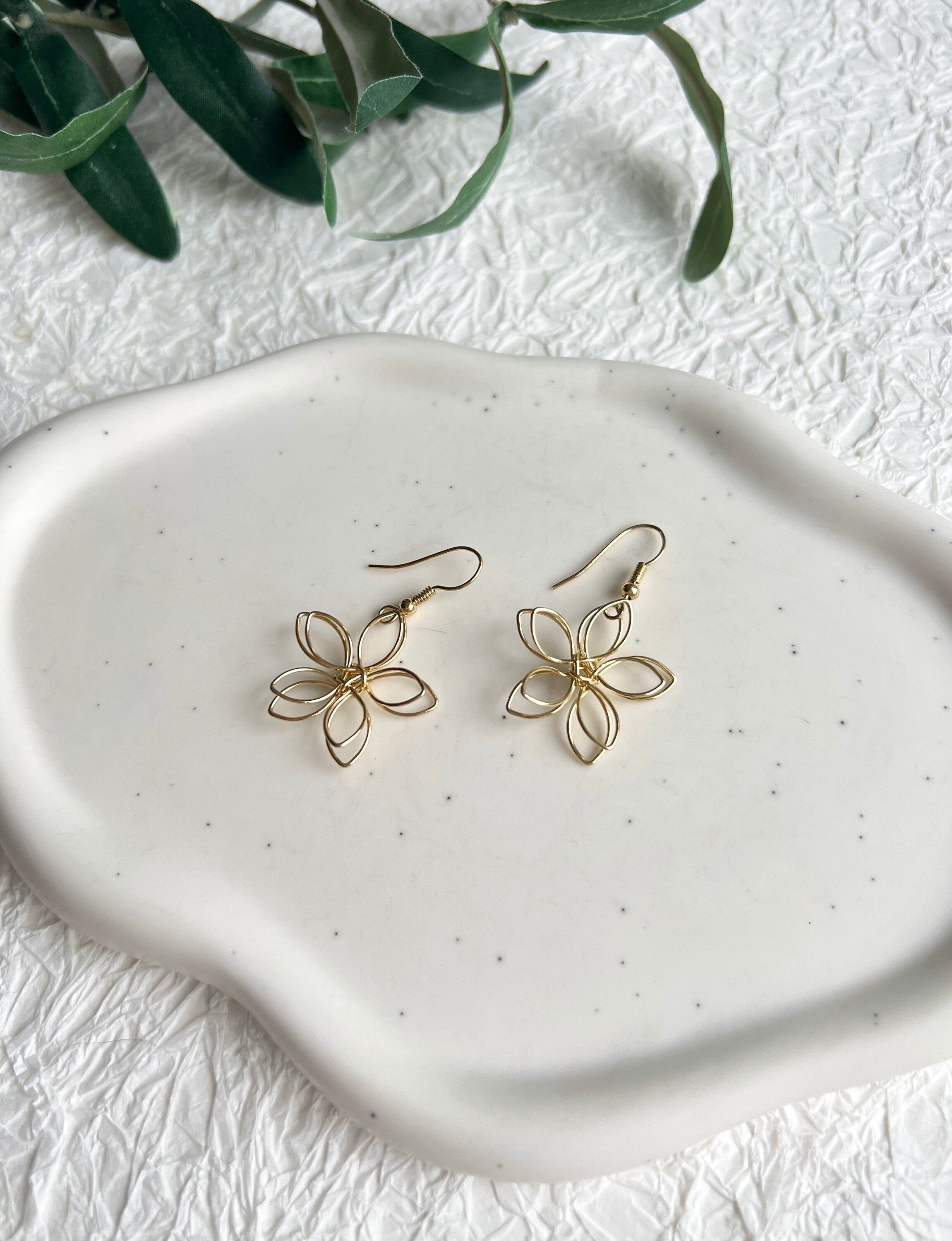 Braut Ohrringe, Gold, Blüten Form, filigraner Draht, elegante Hängeohrringe, Blumen Schmuck-Ohrringe-Schmuckblüte