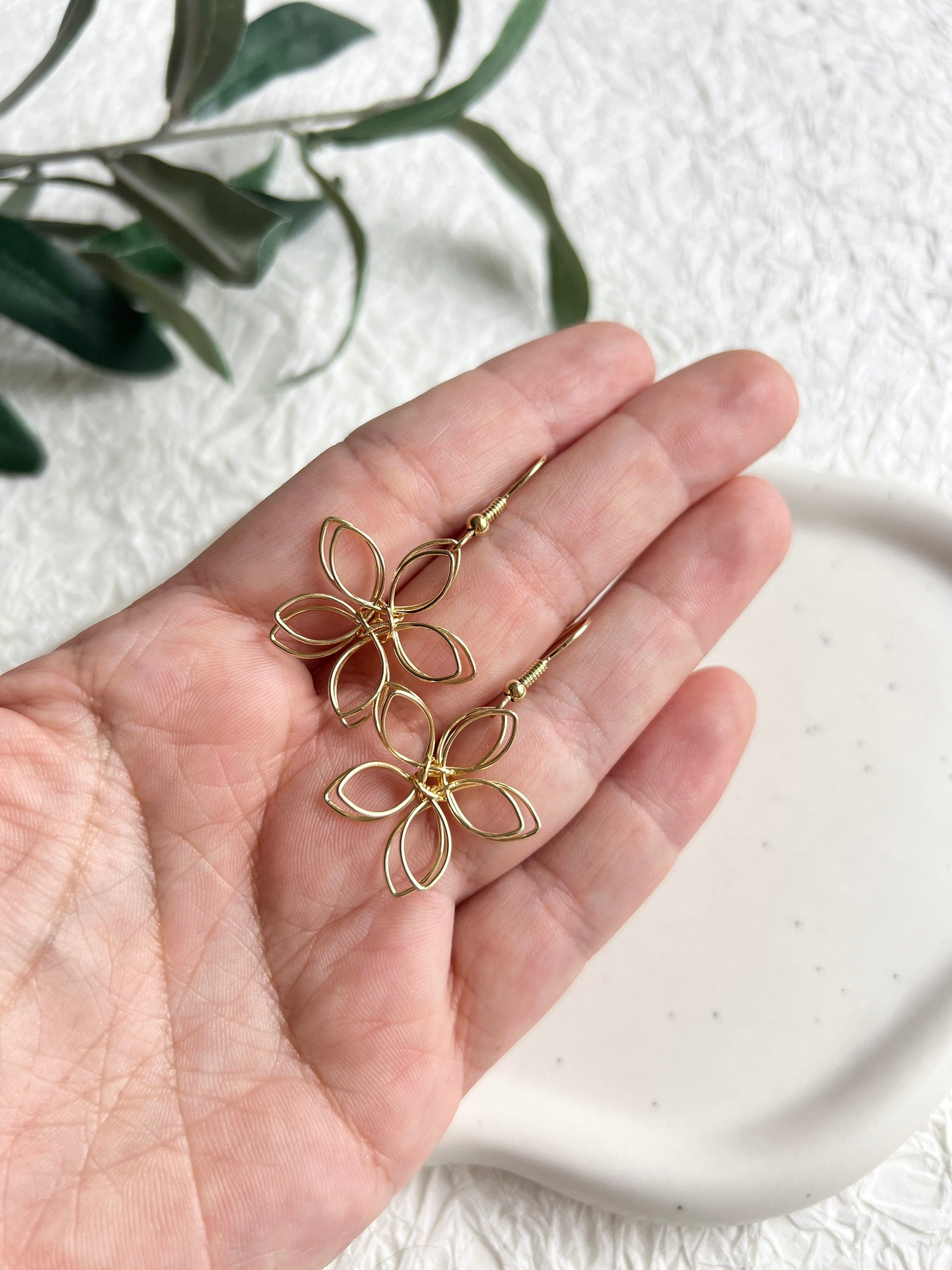 Braut Ohrringe, Gold, Blüten Form, filigraner Draht, elegante Hängeohrringe, Blumen Schmuck-Ohrringe-Schmuckblüte