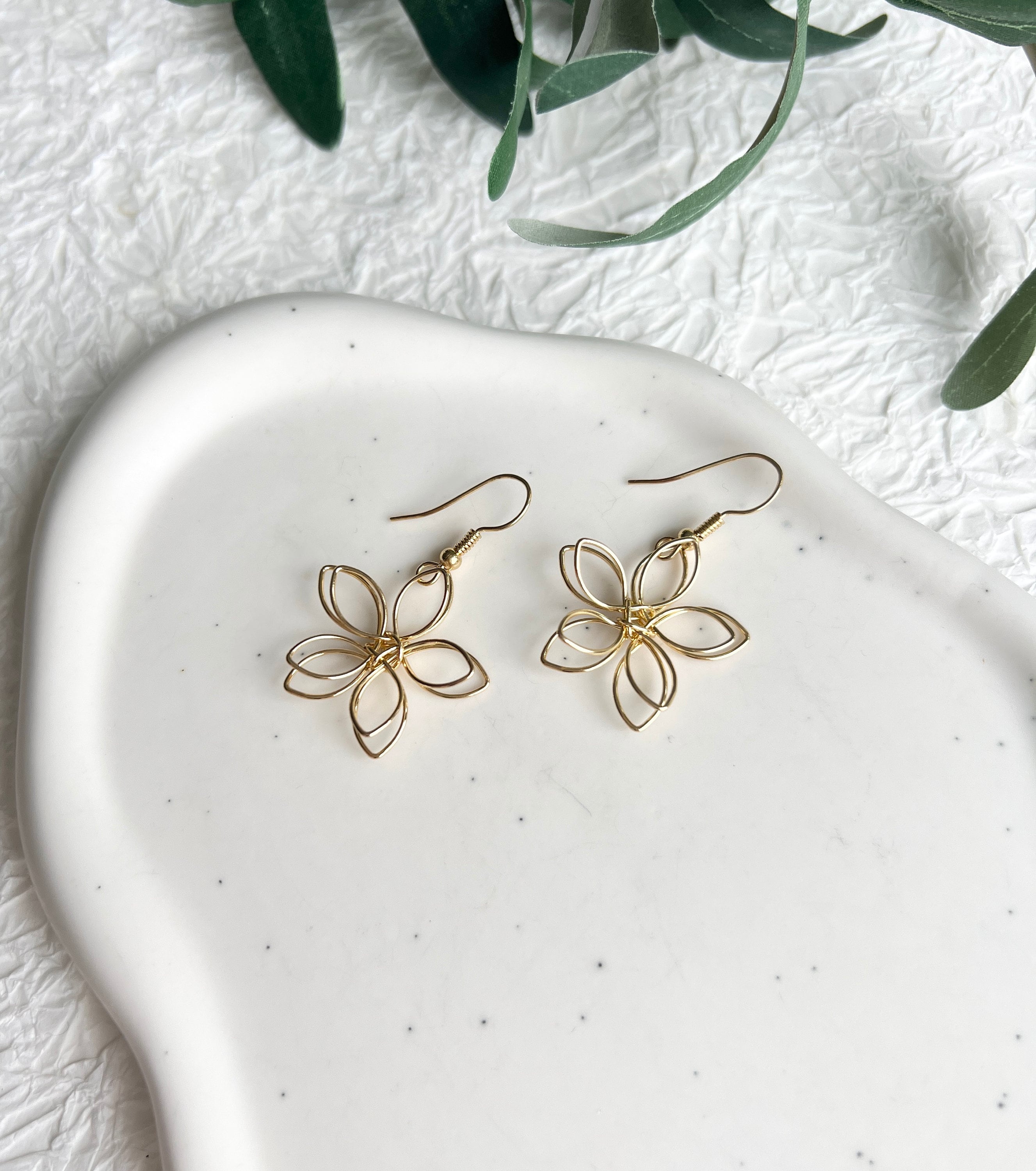 Braut Ohrringe, Gold, Blüten Form, filigraner Draht, elegante Hängeohrringe, Blumen Schmuck-Ohrringe-Schmuckblüte