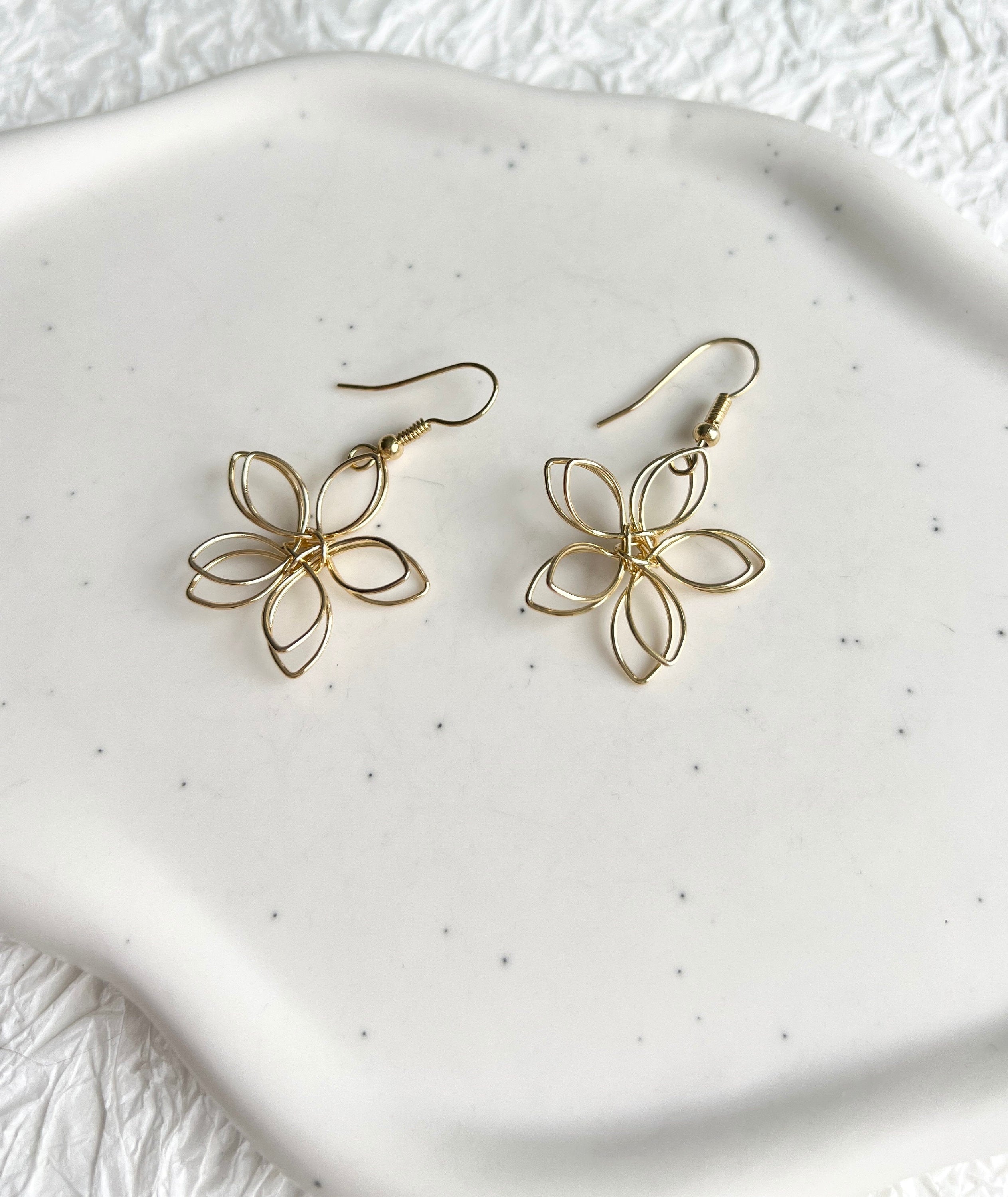 Braut Ohrringe, Gold, Blüten Form, filigraner Draht, elegante Hängeohrringe, Blumen Schmuck-Ohrringe-Schmuckblüte