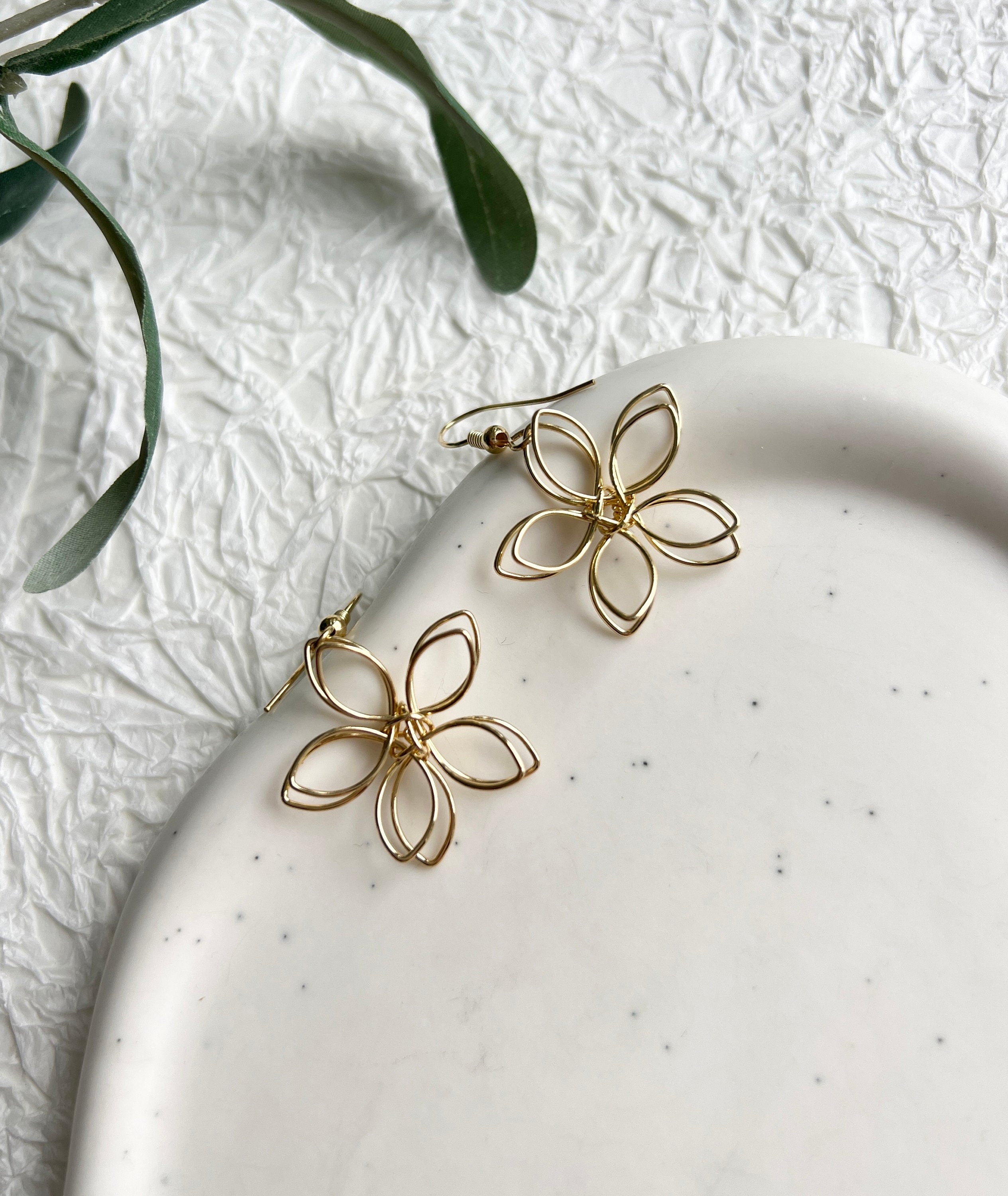 Braut Ohrringe, Gold, Blüten Form, filigraner Draht, elegante Hängeohrringe, Blumen Schmuck-Ohrringe-Schmuckblüte