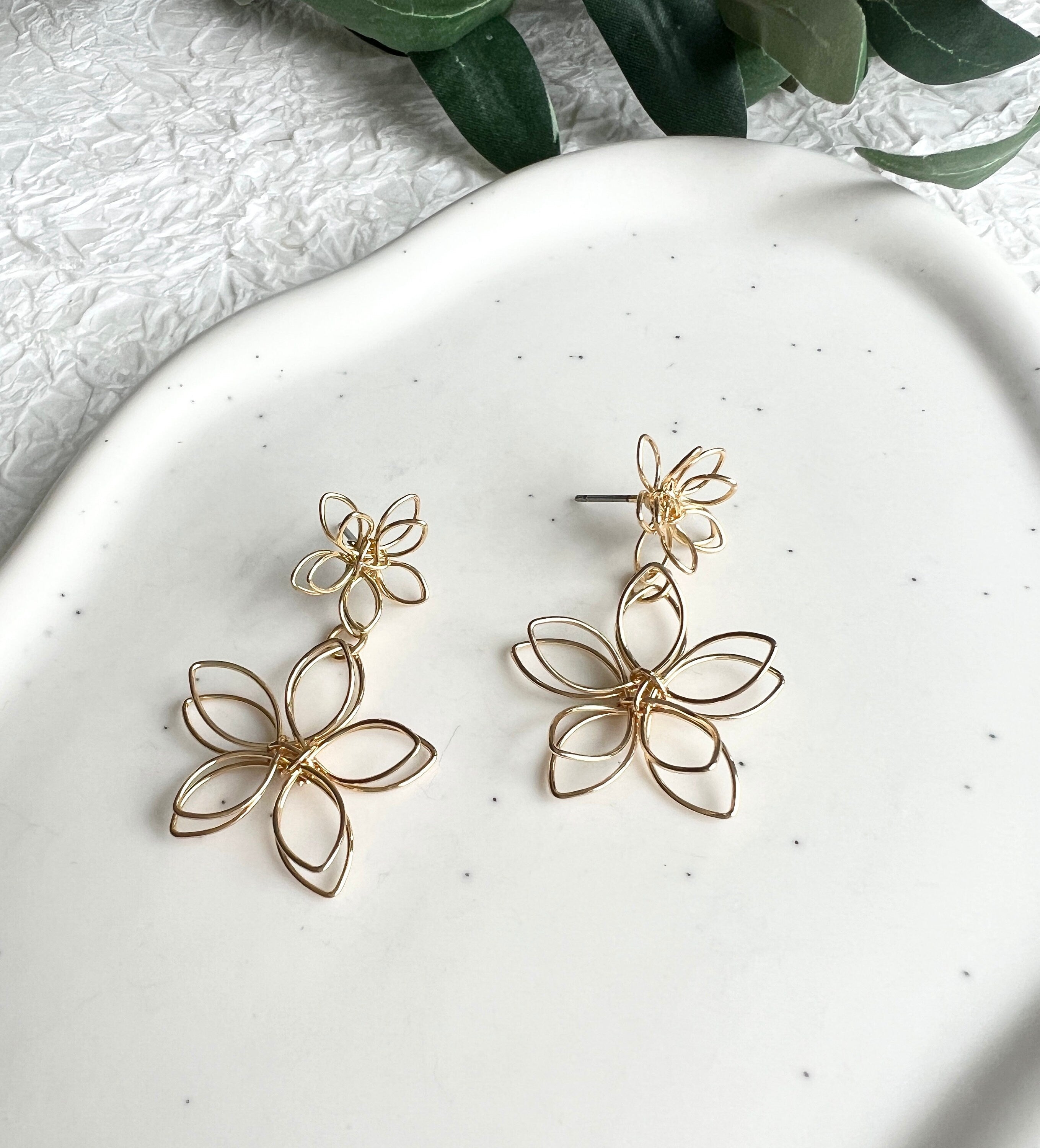 Braut Ohrringe, Gold, Blüten Form, filigraner Draht, elegante Hängeohrringe, Schmuck Hochzeit,-Ohrringe-Schmuckblüte