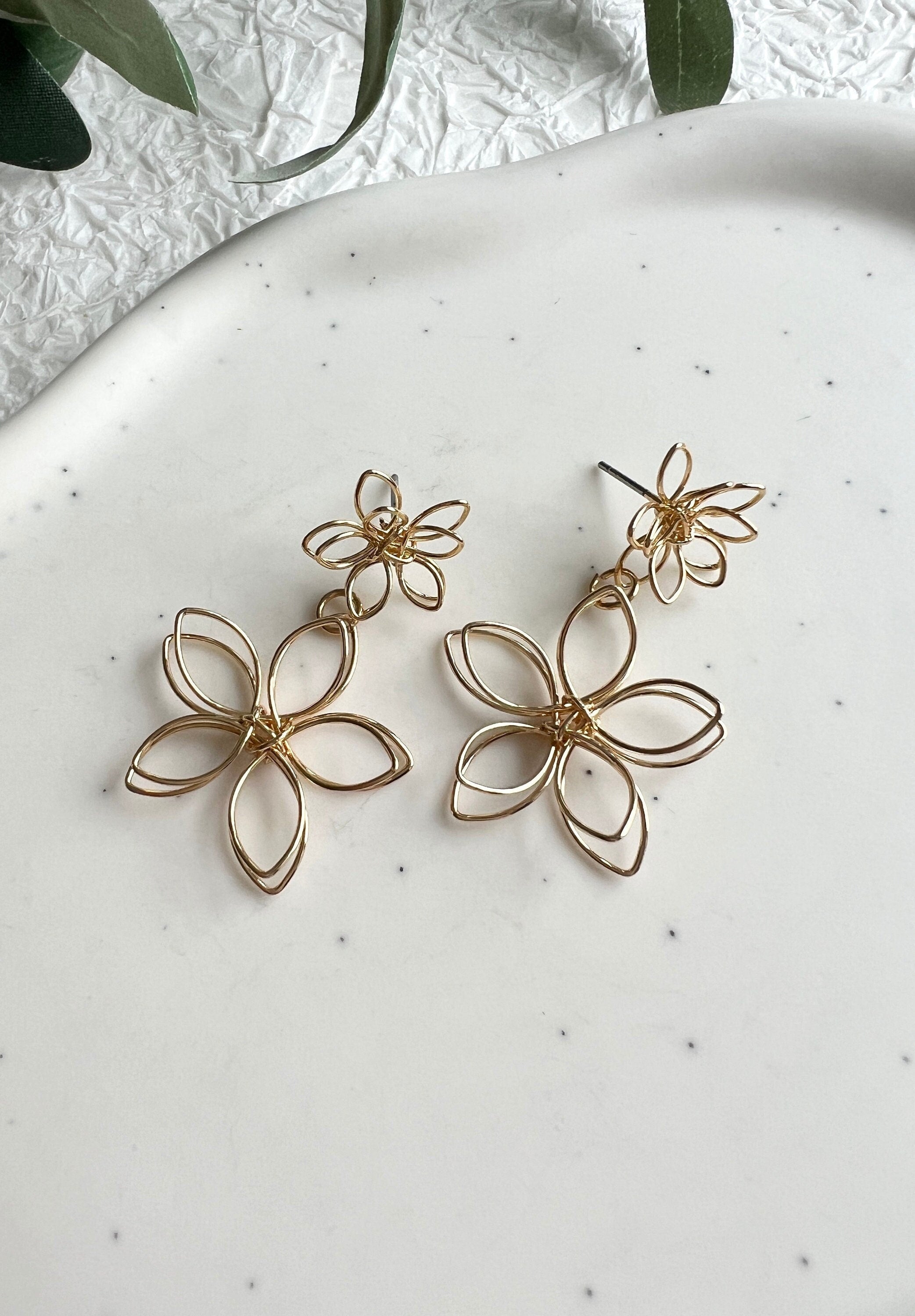 Braut Ohrringe, Gold, Blüten Form, filigraner Draht, elegante Hängeohrringe, Schmuck Hochzeit,-Ohrringe-Schmuckblüte