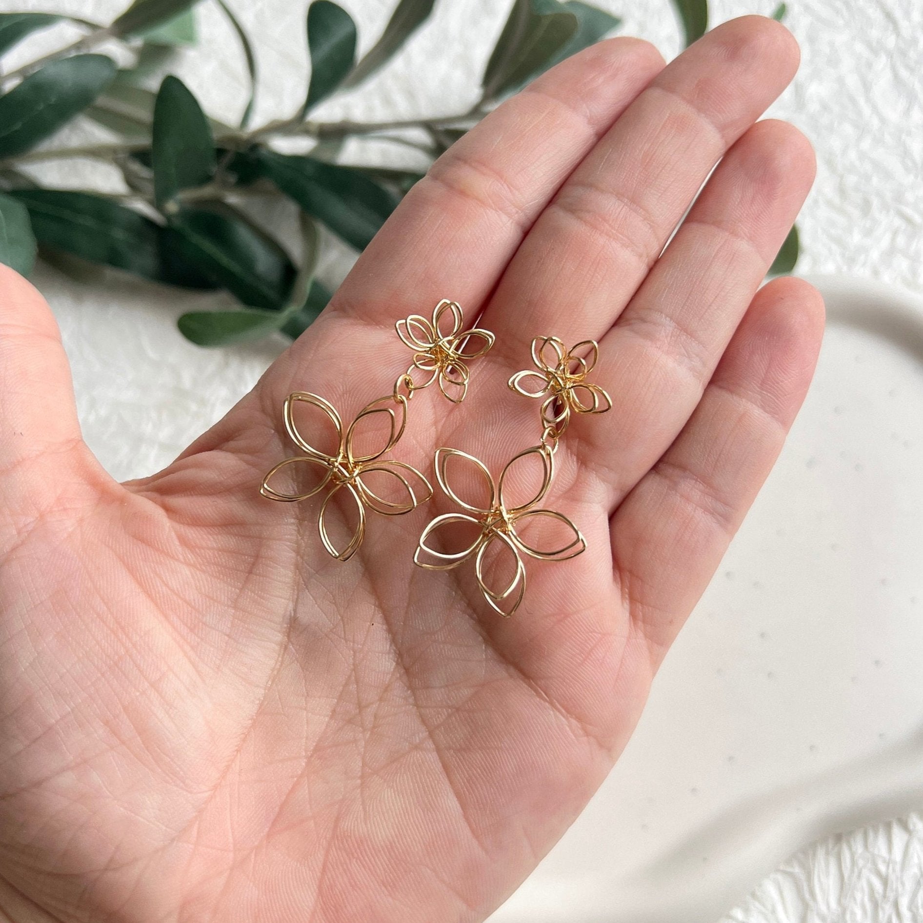 Braut Ohrringe, Gold, Blüten Form, filigraner Draht, elegante Hängeohrringe, Schmuck Hochzeit,-Ohrringe-Schmuckblüte