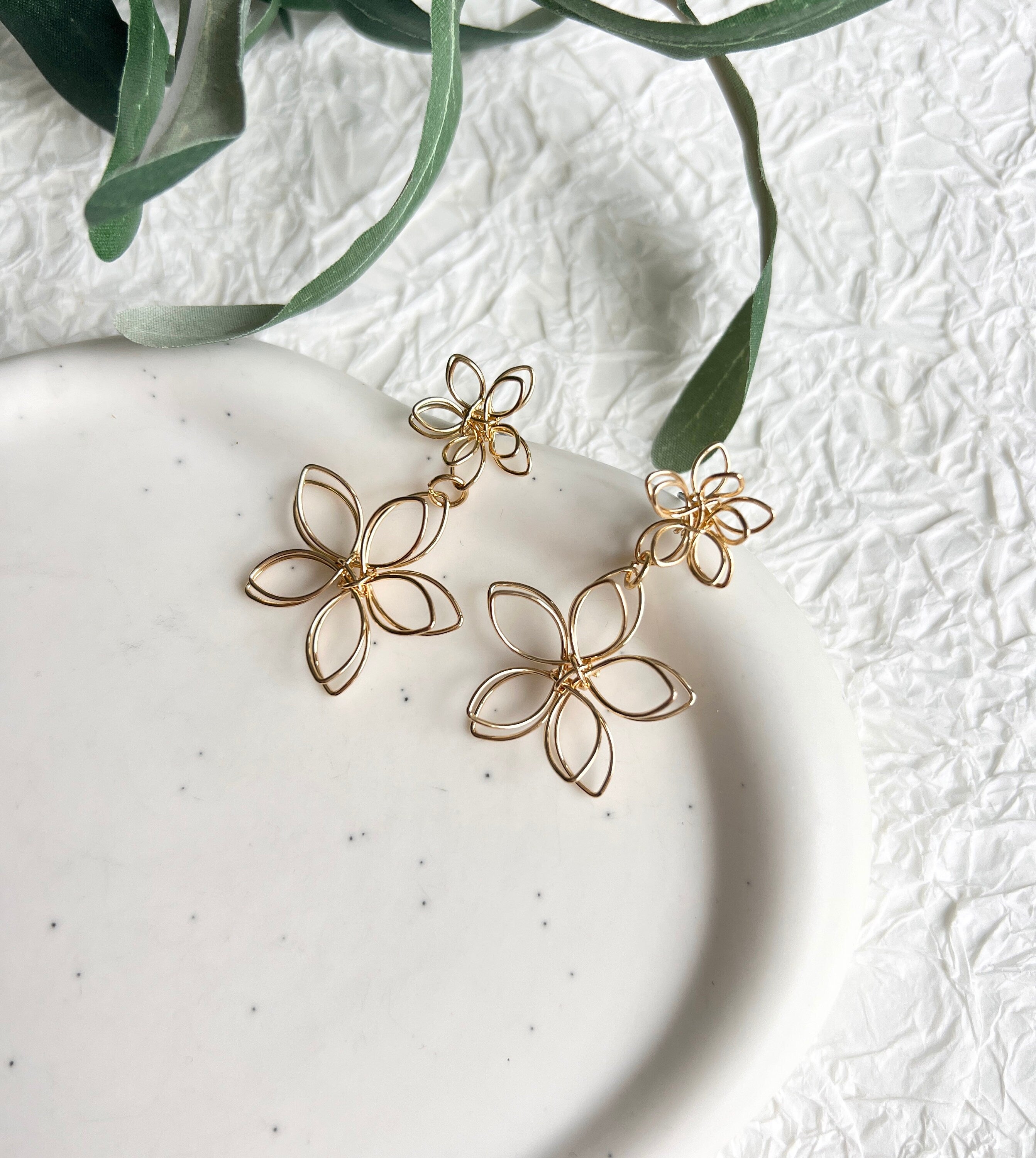 Braut Ohrringe, Gold, Blüten Form, filigraner Draht, elegante Hängeohrringe, Schmuck Hochzeit,-Ohrringe-Schmuckblüte