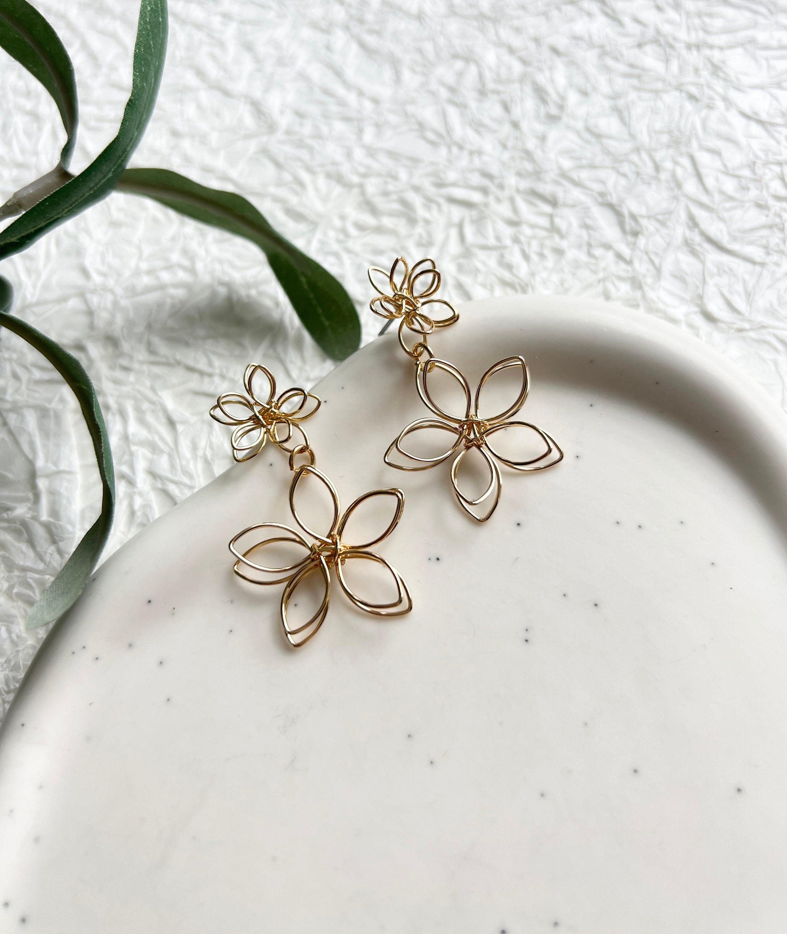 Braut Ohrringe, Gold, Blüten Form, filigraner Draht, elegante Hängeohrringe, Schmuck Hochzeit,-Ohrringe-Schmuckblüte
