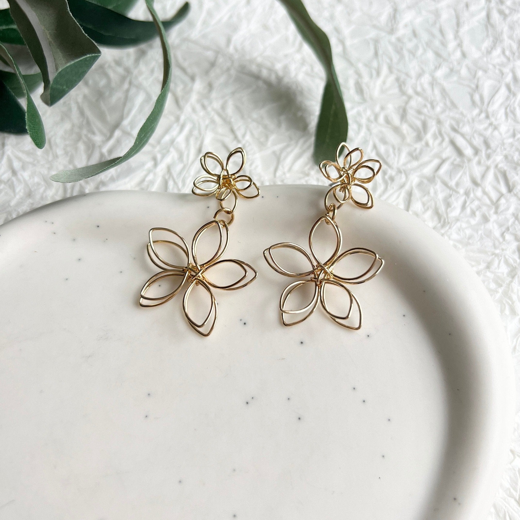 Braut Ohrringe, Gold, Blüten Form, filigraner Draht, elegante Hängeohrringe, Schmuck Hochzeit,-Ohrringe-Schmuckblüte