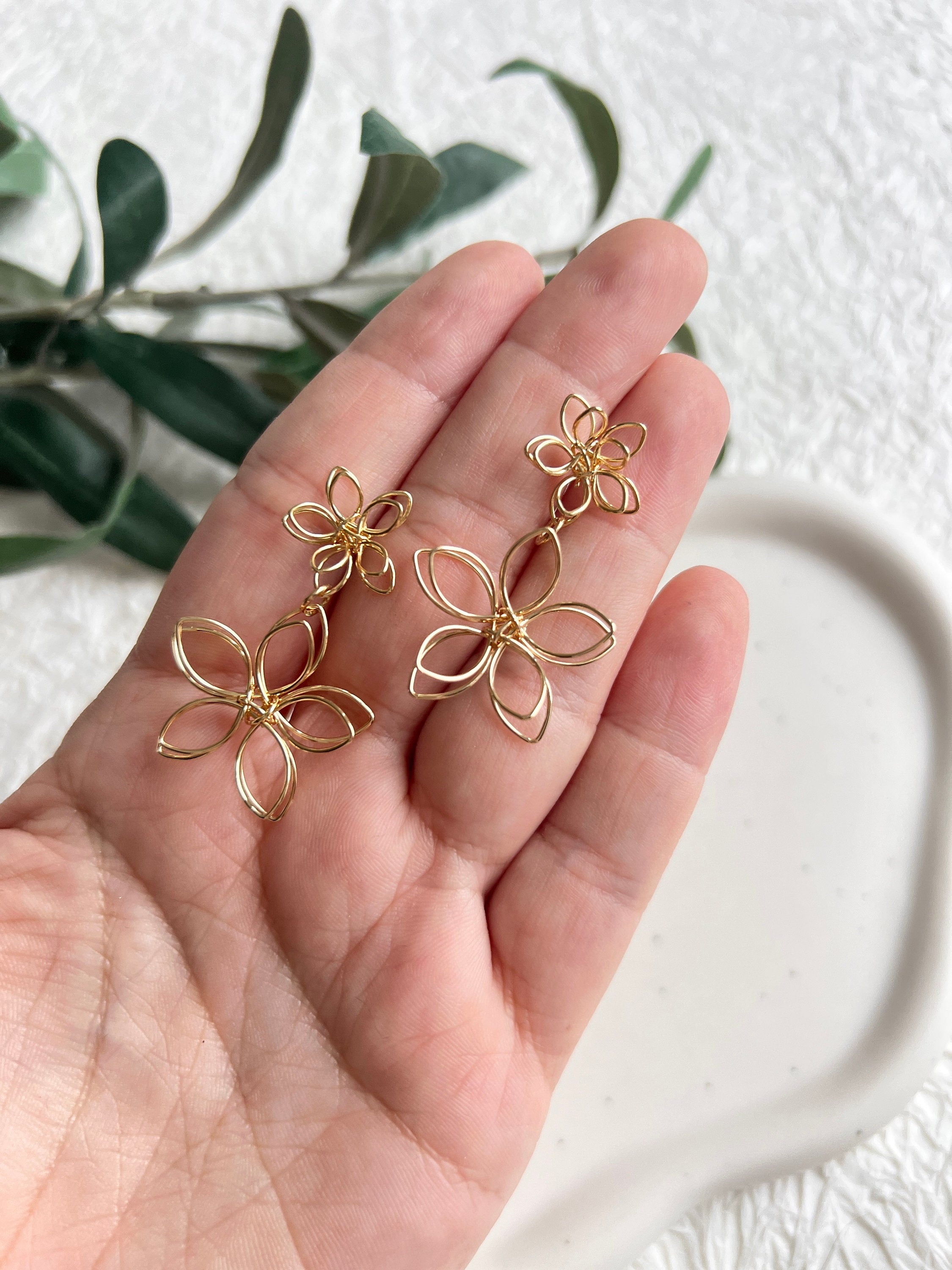 Braut Ohrringe, Gold, Blüten Form, filigraner Draht, elegante Hängeohrringe, Schmuck Hochzeit,-Ohrringe-Schmuckblüte