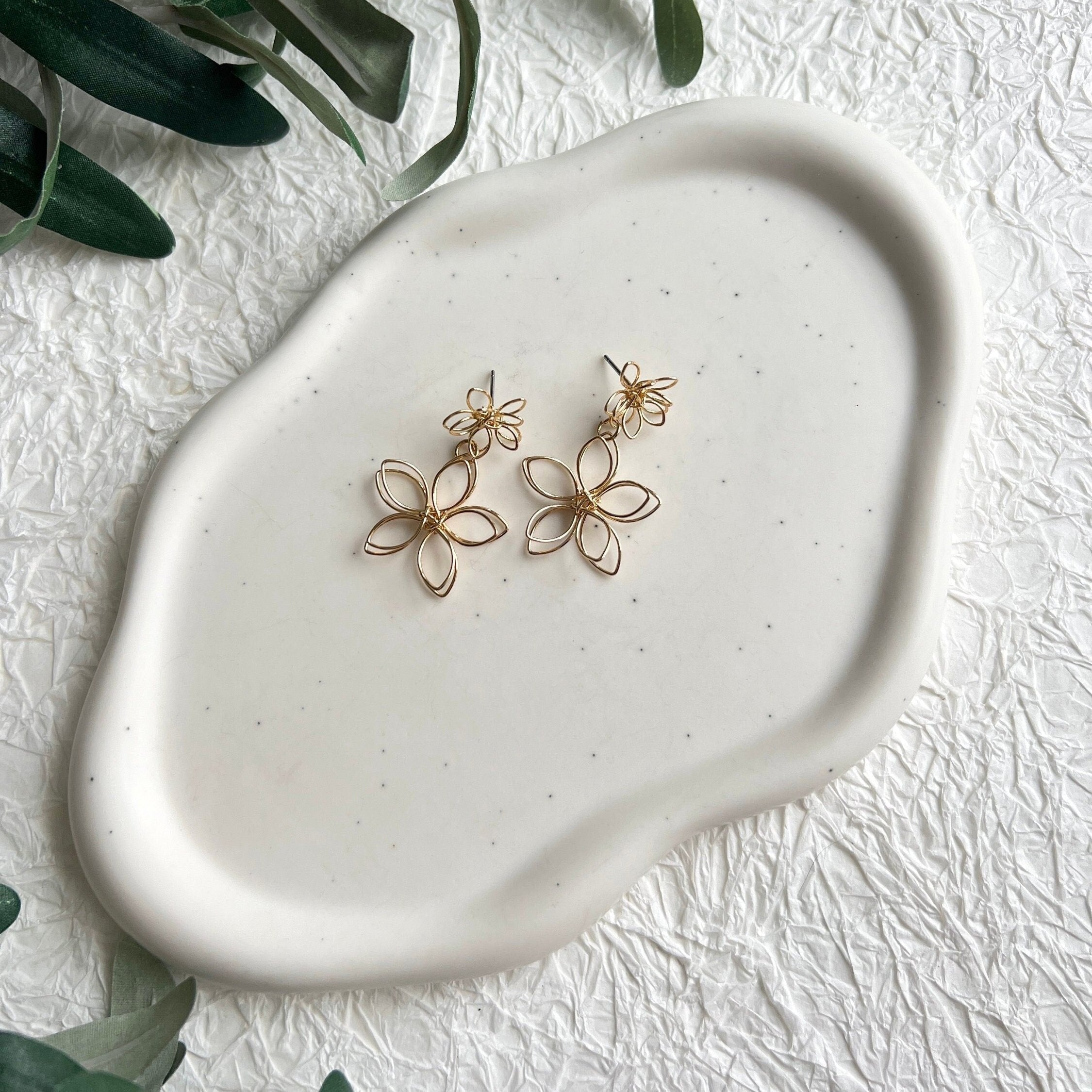 Braut Ohrringe, Gold, Blüten Form, filigraner Draht, elegante Hängeohrringe, Schmuck Hochzeit,-Ohrringe-Schmuckblüte