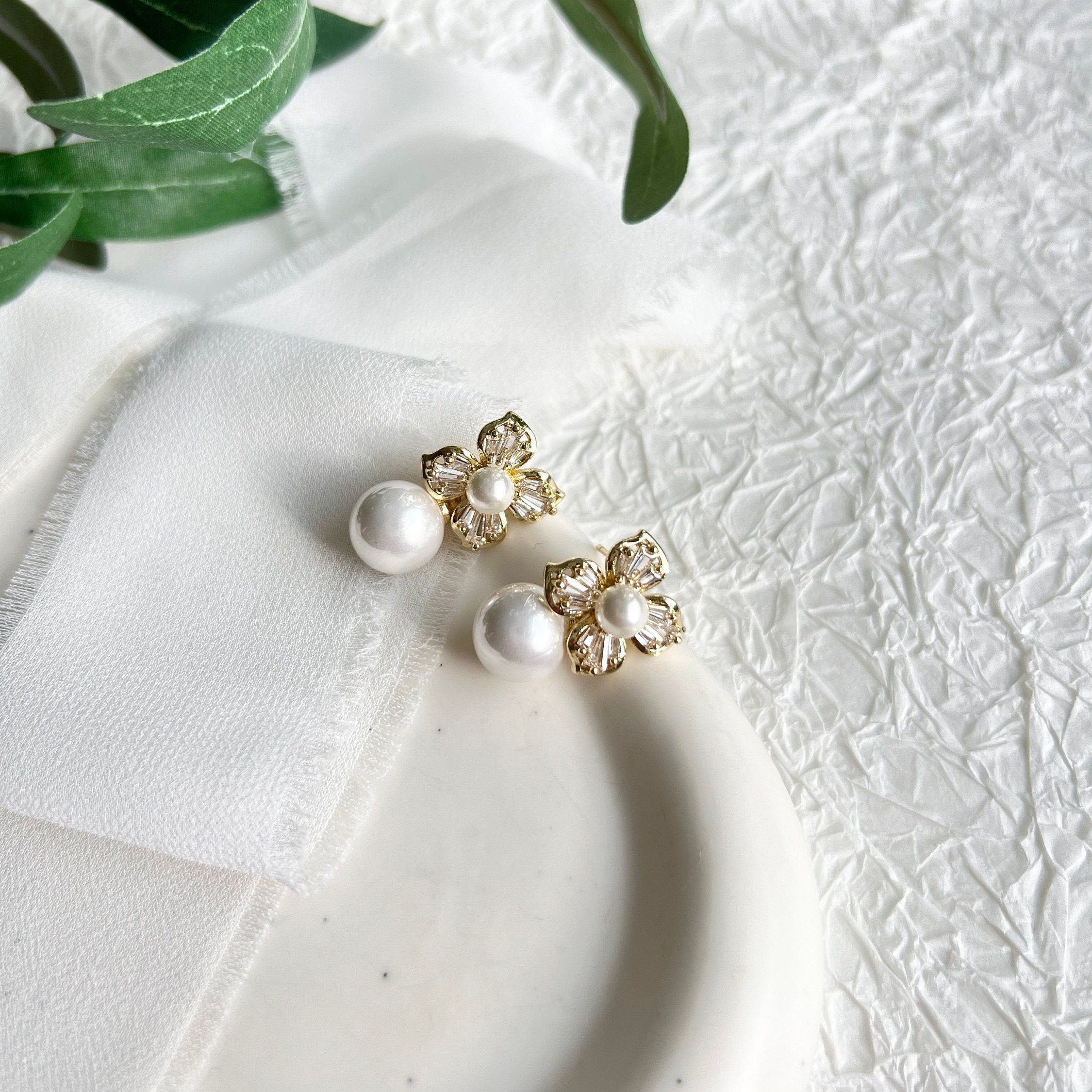 Braut Ohrringe, Gold, Perlenohrringe, Blumen Perlen Ohrstecker, Cubic Zirconia, Brautschmuck,-Ohrringe-Schmuckblüte
