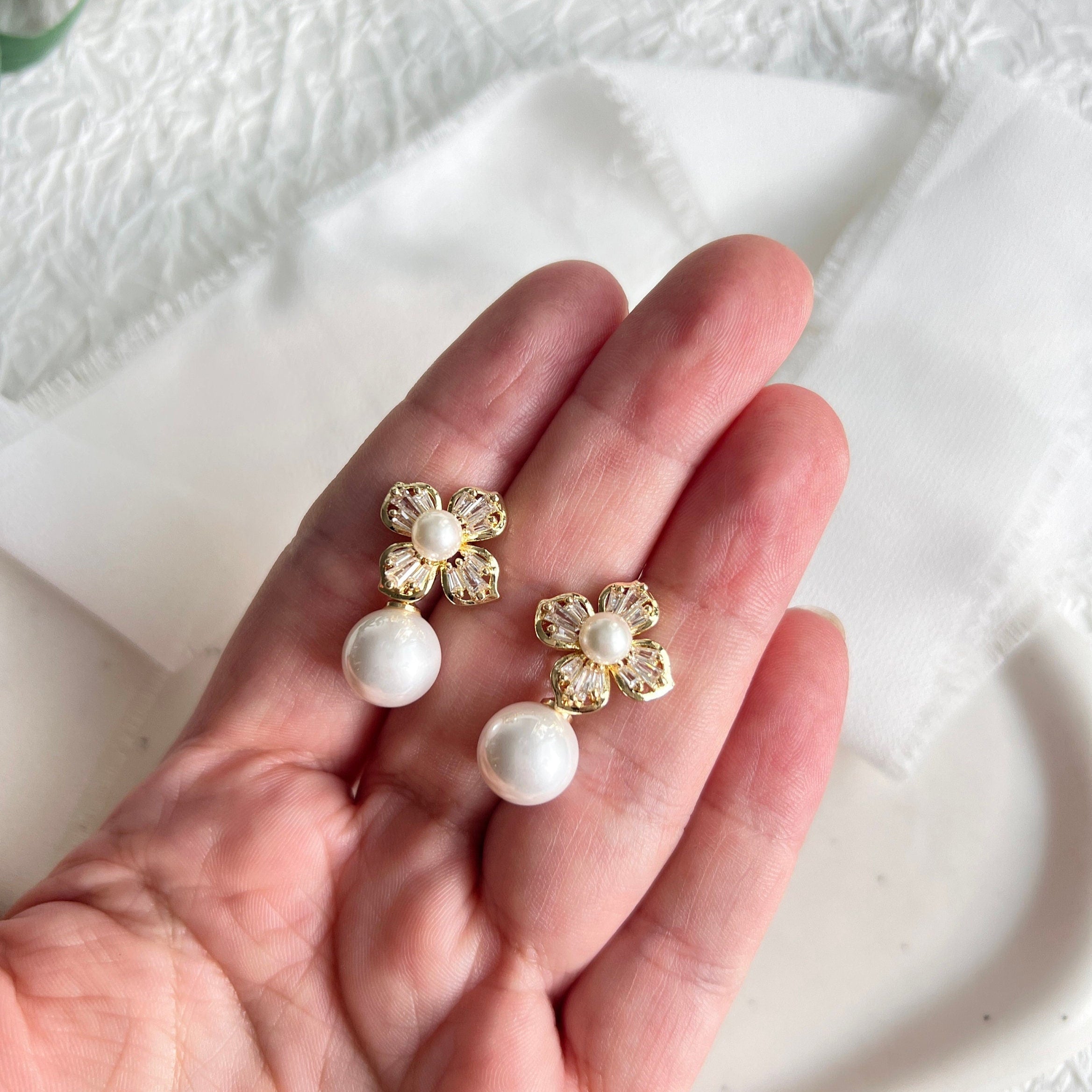 Braut Ohrringe, Gold, Perlenohrringe, Blumen Perlen Ohrstecker, Cubic Zirconia, Brautschmuck,-Ohrringe-Schmuckblüte