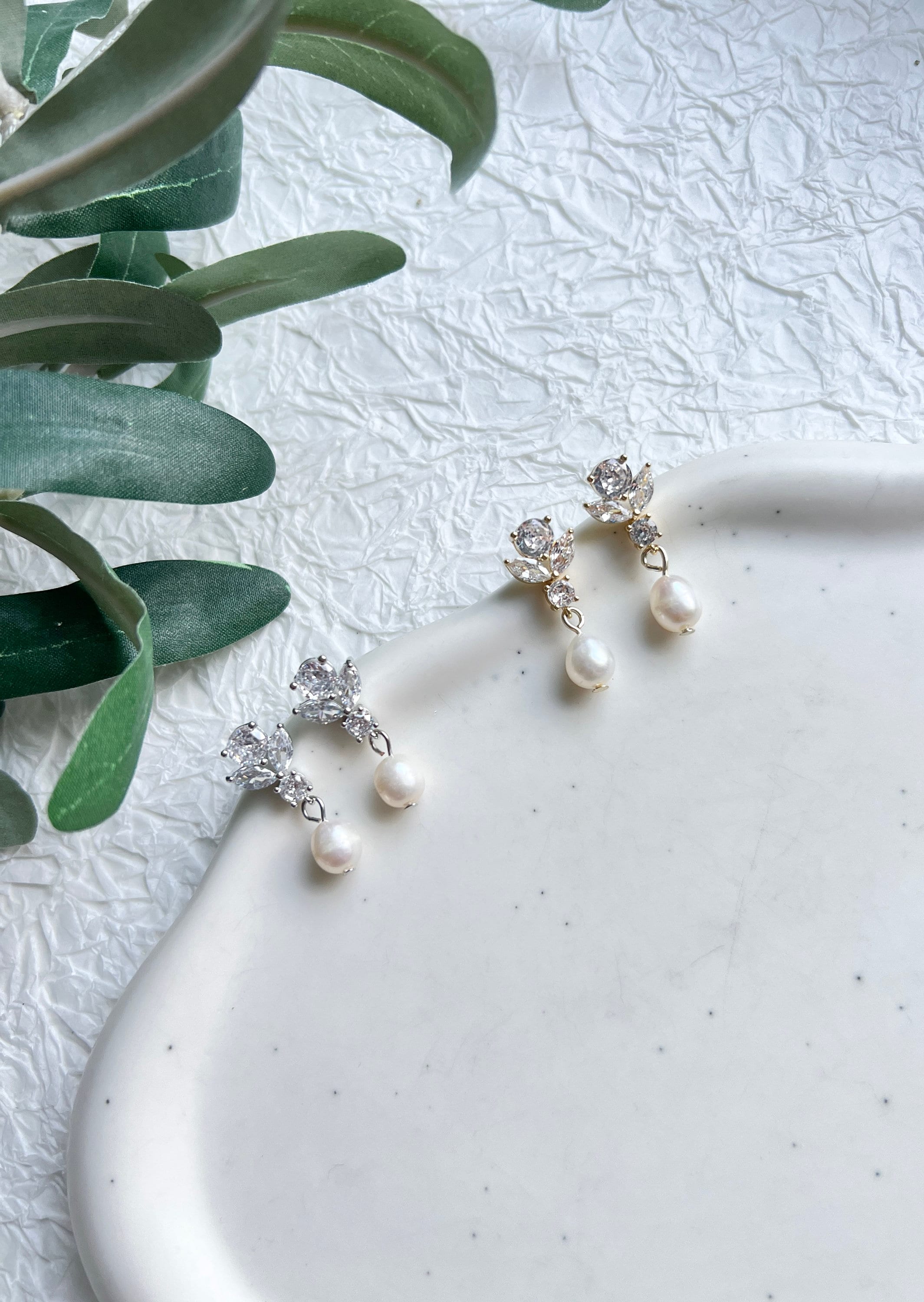 Perlenohrringe, Gold, funkelnde Ohrstecker, weiße Süßwasserperlen, Cubic Zirconia, Ohrringe, Brautohrringe, Perlenschmuck, Schmuck Hochzeit, Brautschmuck