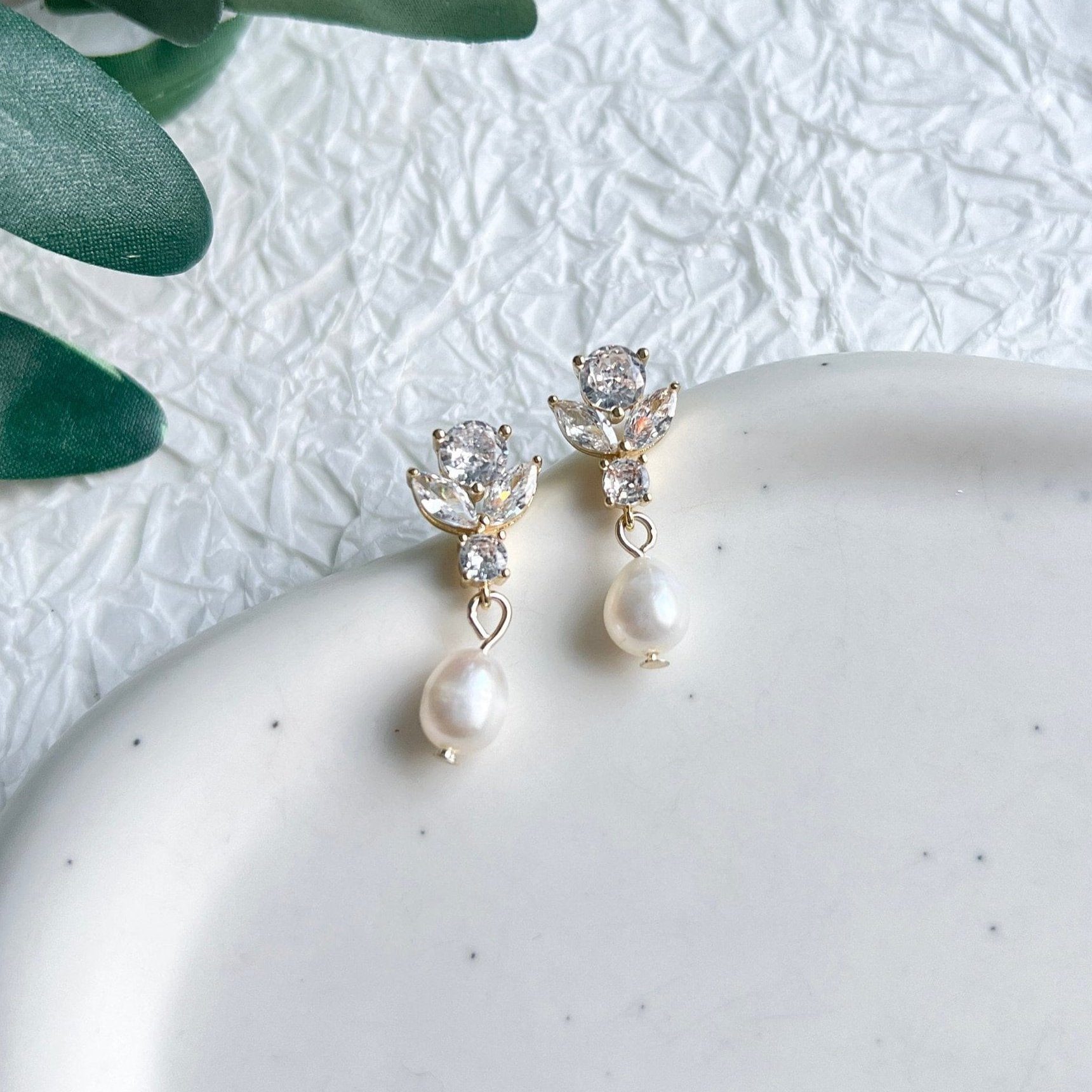 Perlenohrringe, Gold, funkelnde Ohrstecker, weiße Süßwasserperlen, Cubic Zirconia, Ohrringe, Brautohrringe, Perlenschmuck, Schmuck Hochzeit, Brautschmuck