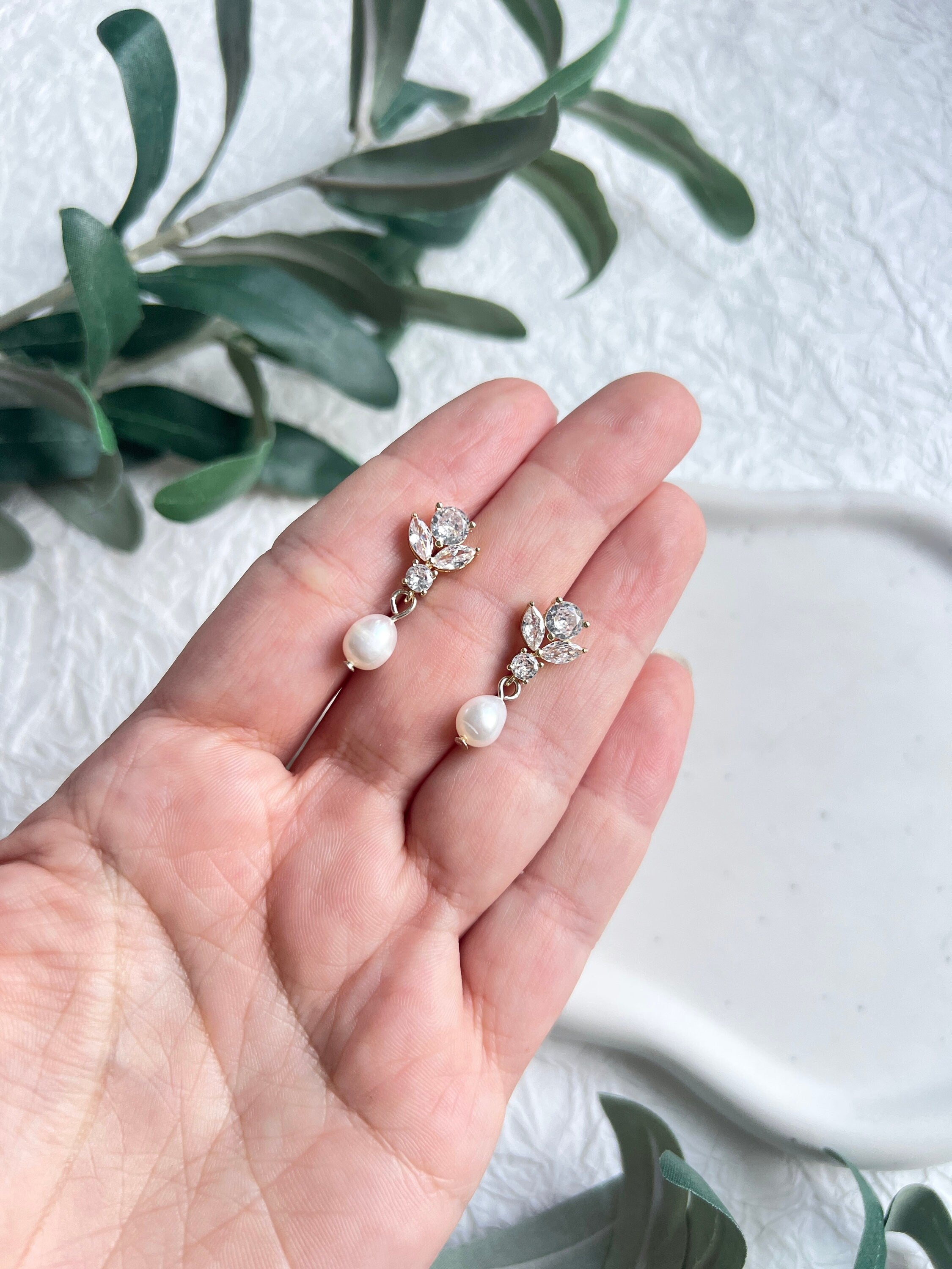 Perlenohrringe, Gold, funkelnde Ohrstecker, weiße Süßwasserperlen, Cubic Zirconia, Ohrringe, Brautohrringe, Perlenschmuck, Schmuck Hochzeit, Brautschmuck