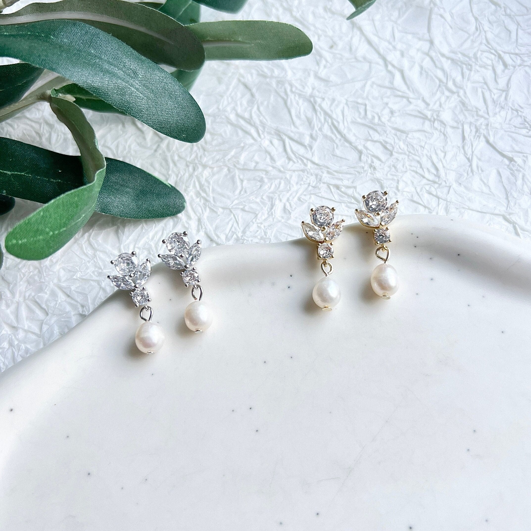 Perlenohrringe, Gold, funkelnde Ohrstecker, weiße Süßwasserperlen, Cubic Zirconia, Ohrringe, Brautohrringe, Perlenschmuck, Schmuck Hochzeit, Brautschmuck