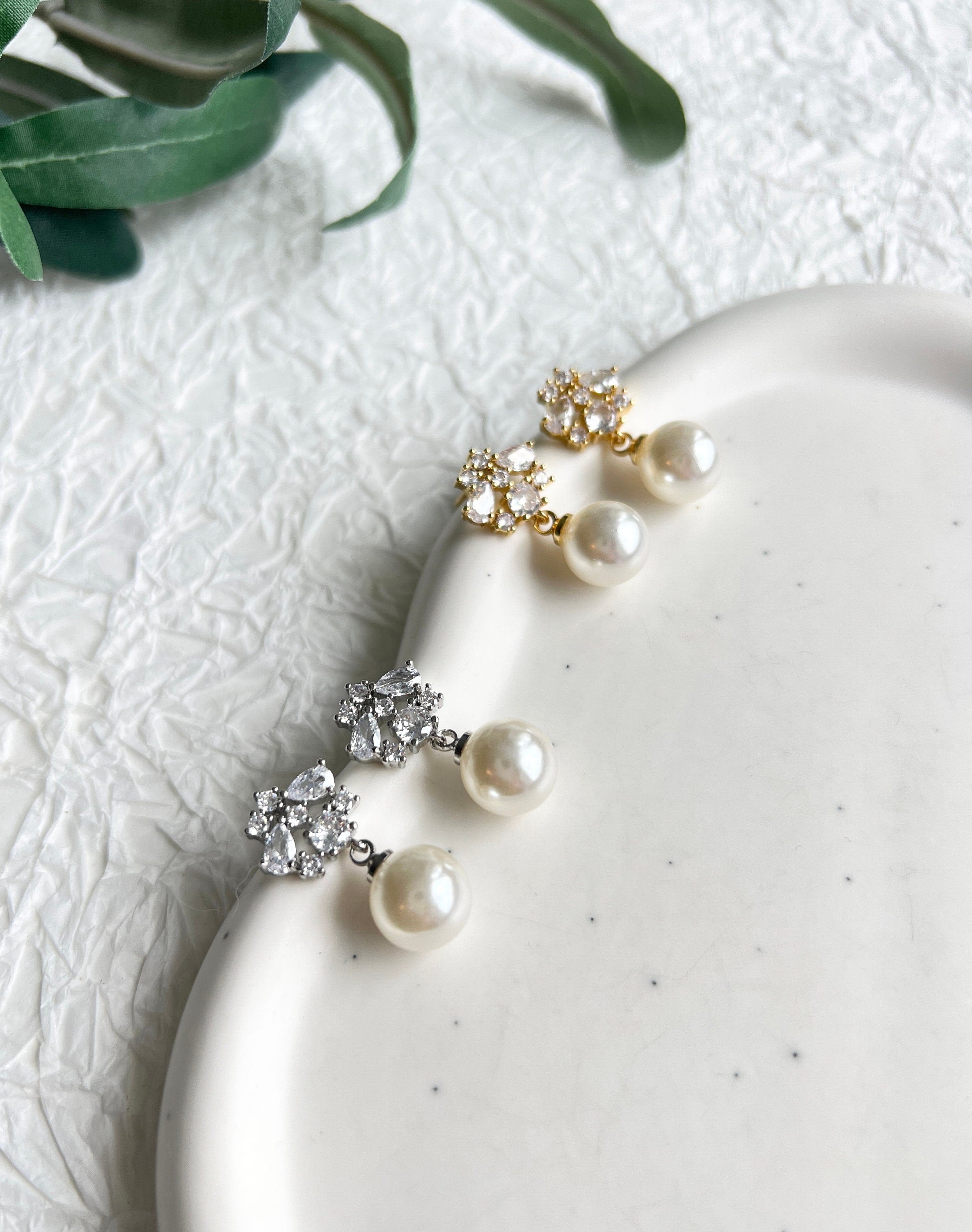 Braut Ohrringe, Gold oder Silber, Perlen Anhänger, funkelnde Ohrstecker, Brautschmuck, - Silber-Ohrringe-Schmuckblüte