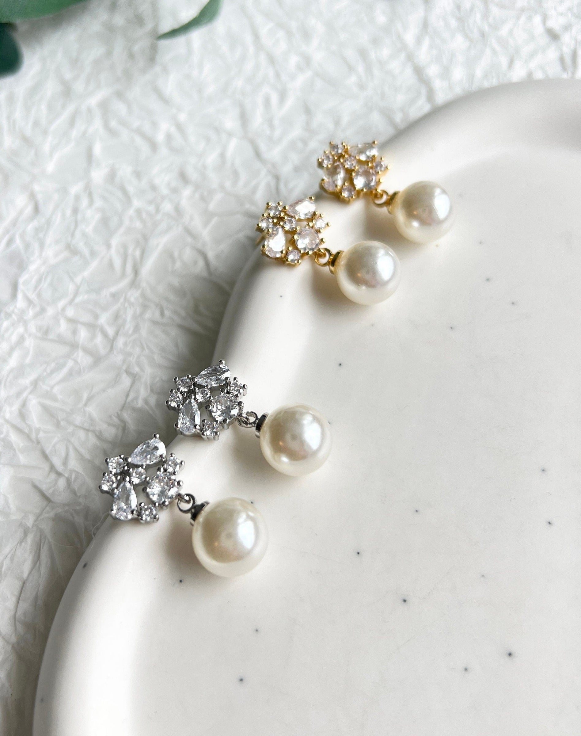 Brautohrringe, Gold oder Silber, Perlenanhaenger, funkelnde Ohrstecker, eleganter Brautschmuck, feine Perlenohrringe, Perlenschmuck fuer die Braut, Geschenk fuer Sie, Weihnachtsgeschenk, Damenschmuck, Brautjungfer oder Trauzeugin, moderne Ohrringe, Standesamtlook, Weddinginspiration, Schmuckbluete