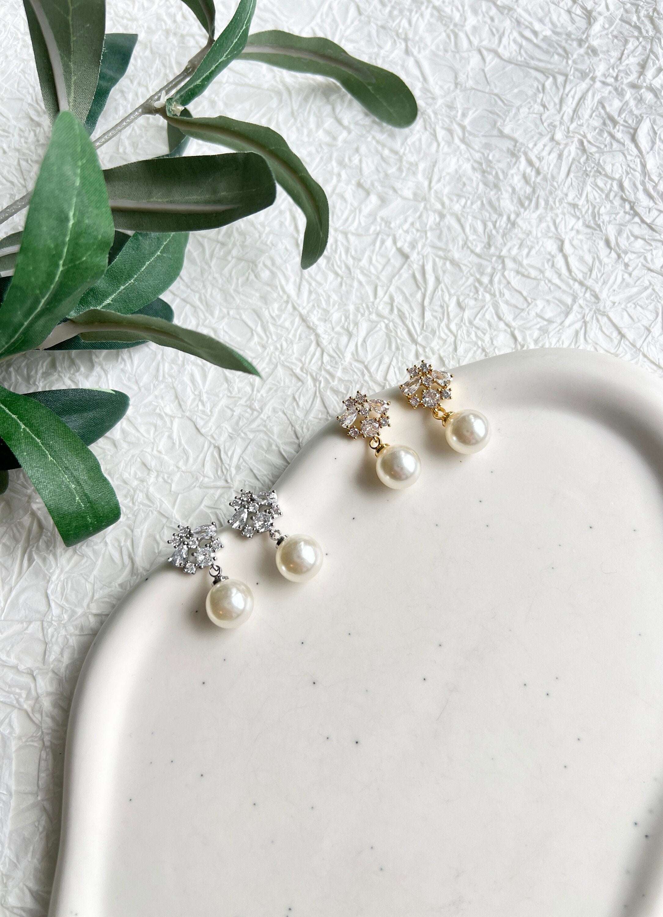Braut Ohrringe, Gold oder Silber, Perlen Anhänger, funkelnde Ohrstecker, Brautschmuck, - Silber-Ohrringe-Schmuckblüte