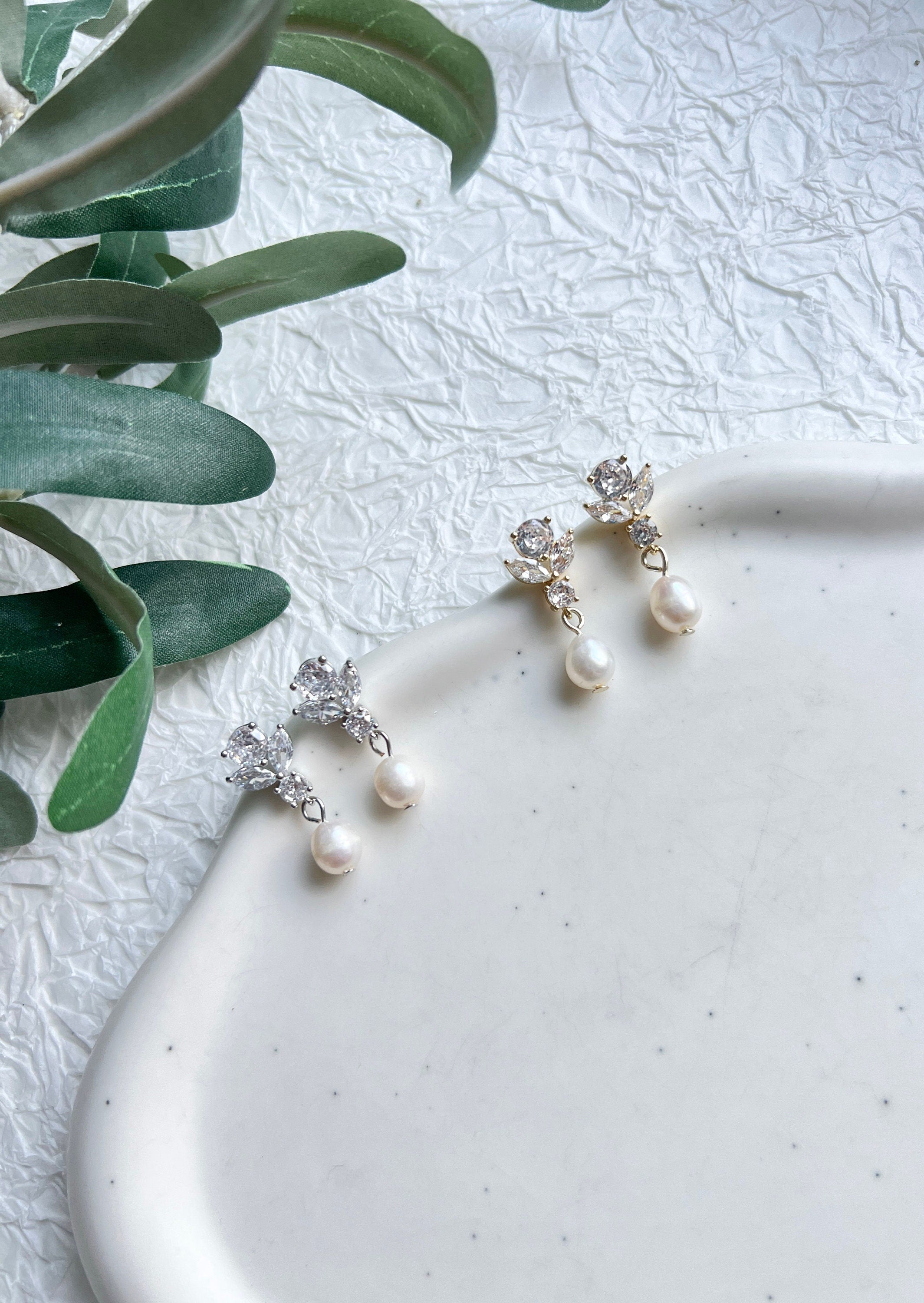 Perlenohrringe, Silber, funkelnde Ohrstecker, weiße Süßwasserperlen, Cubic Zirconia, Ohrringe, Brautohrringe, Perlenschmuck, Schmuck Hochzeit, Brautschmuck