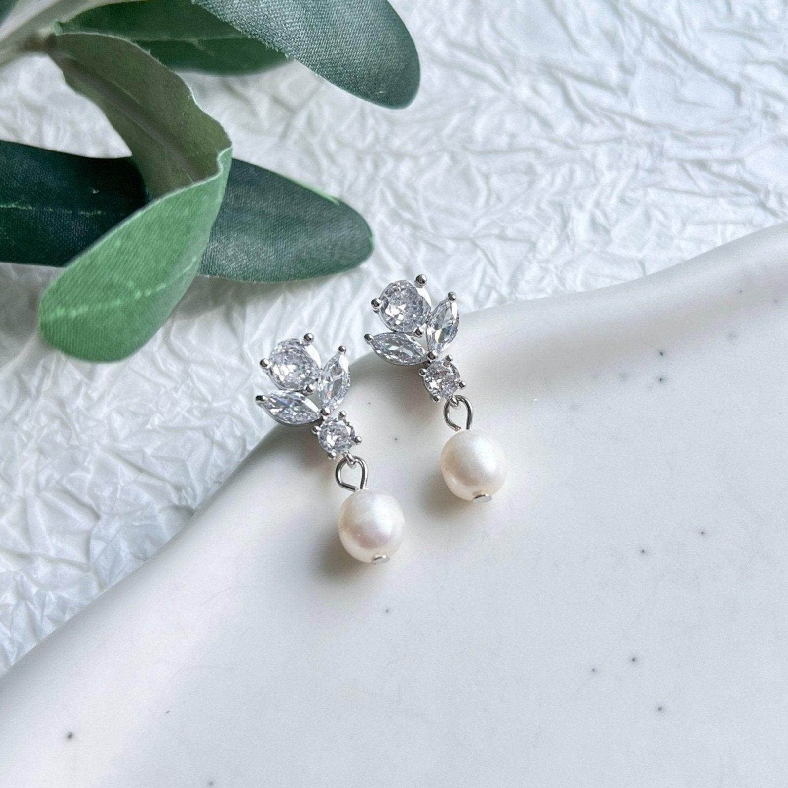 Perlenohrringe, Silber, funkelnde Ohrstecker, weiße Süßwasserperlen, Cubic Zirconia, Ohrringe, Brautohrringe, Perlenschmuck, Schmuck Hochzeit, Brautschmuck