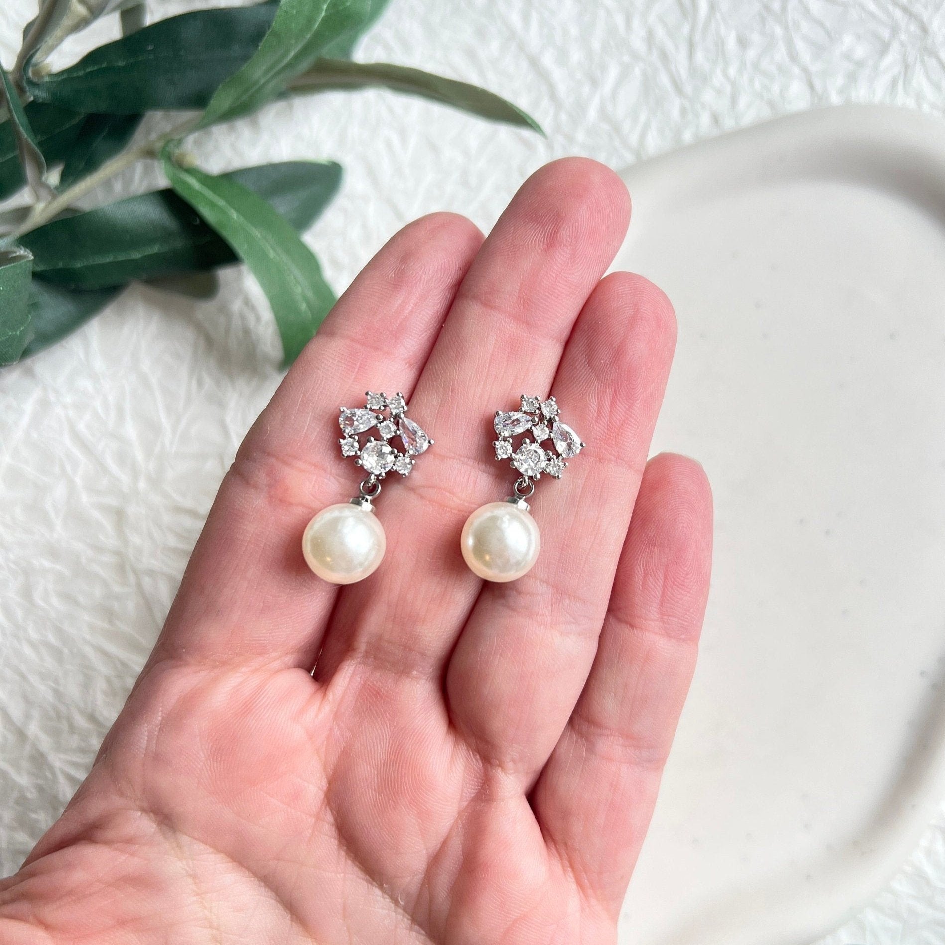 Brautohrringe, Gold oder Silber, Perlenanhaenger, funkelnde Ohrstecker, eleganter Brautschmuck, feine Perlenohrringe, Perlenschmuck fuer die Braut, Geschenk fuer Sie, Weihnachtsgeschenk, Damenschmuck, Brautjungfer oder Trauzeugin, moderne Ohrringe, Standesamtlook, Weddinginspiration, Schmuckbluete