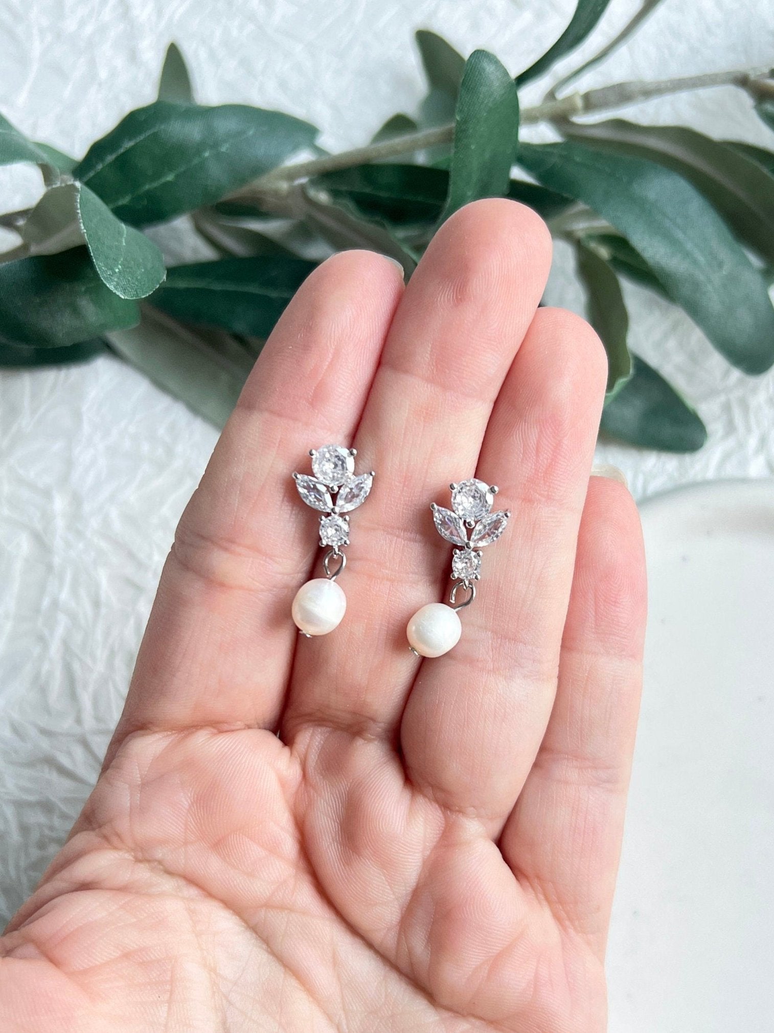 Perlenohrringe, Silber, funkelnde Ohrstecker, weiße Süßwasserperlen, Cubic Zirconia, Ohrringe, Brautohrringe, Perlenschmuck, Schmuck Hochzeit, Brautschmuck