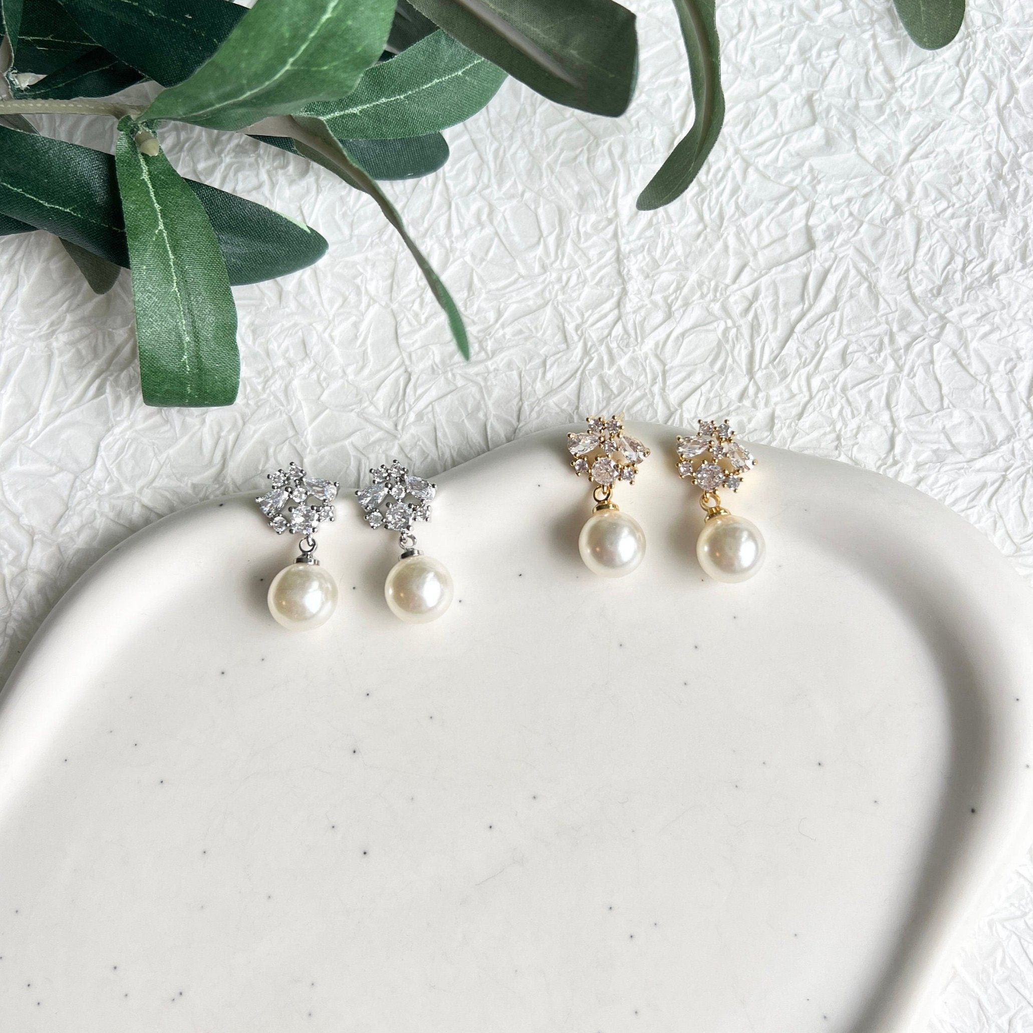 Braut Ohrringe, Gold oder Silber, Perlen Anhänger, funkelnde Ohrstecker, Brautschmuck, - Silber-Ohrringe-Schmuckblüte