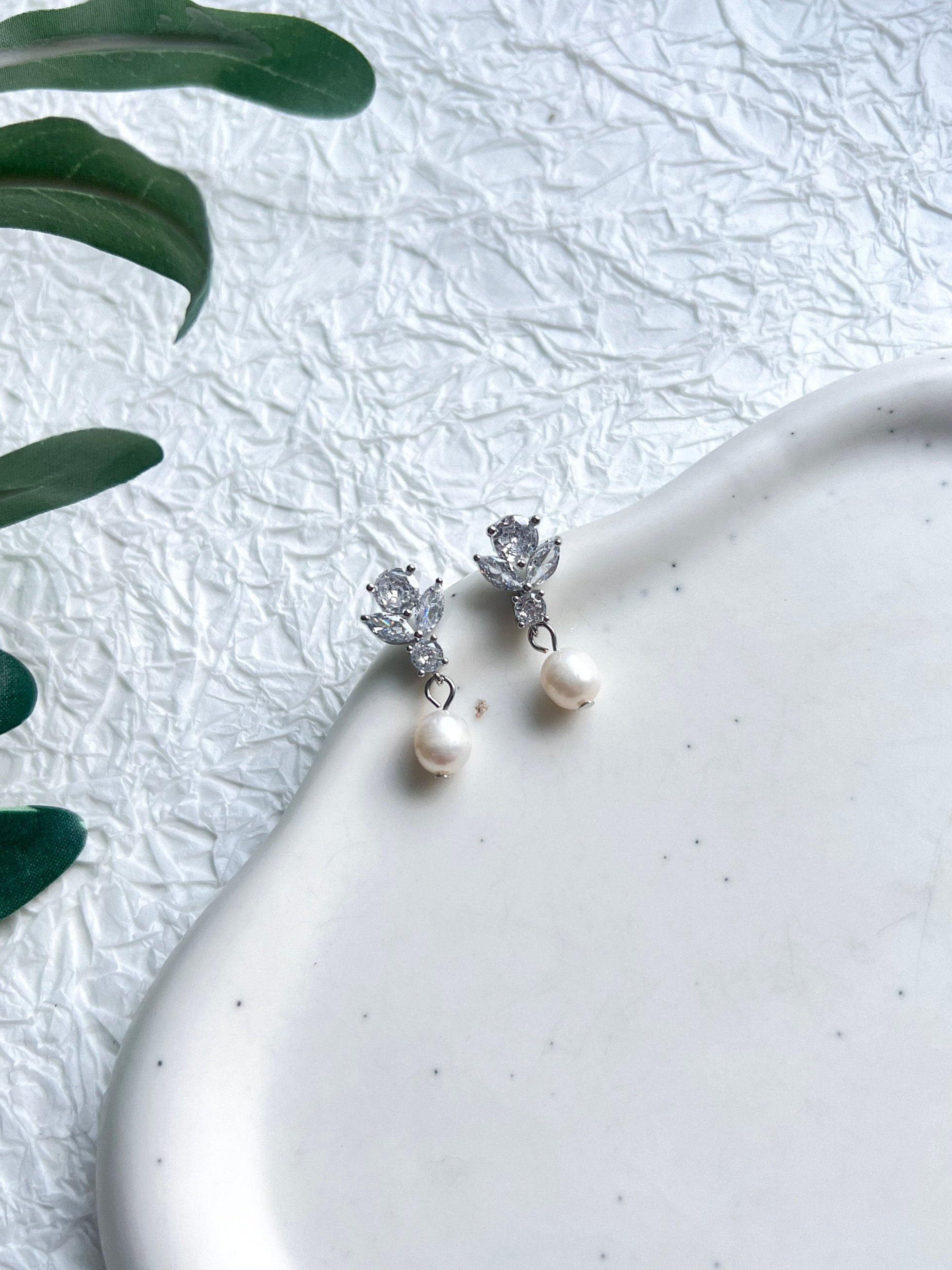 Perlenohrringe, Silber, funkelnde Ohrstecker, weiße Süßwasserperlen, Cubic Zirconia, Ohrringe, Brautohrringe, Perlenschmuck, Schmuck Hochzeit, Brautschmuck