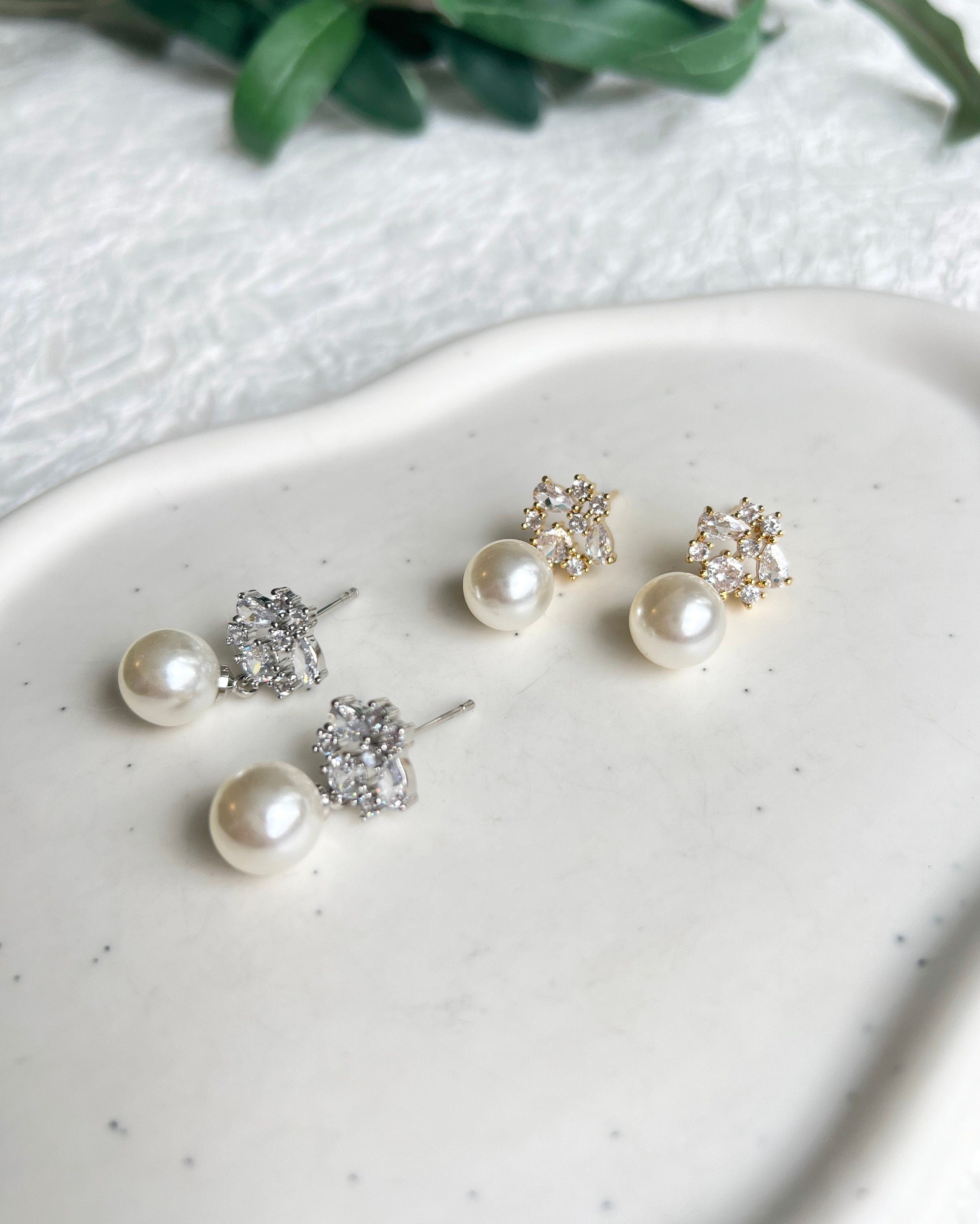 Braut Ohrringe, Gold oder Silber, Perlen Anhänger, funkelnde Ohrstecker, Brautschmuck, - Silber-Ohrringe-Schmuckblüte