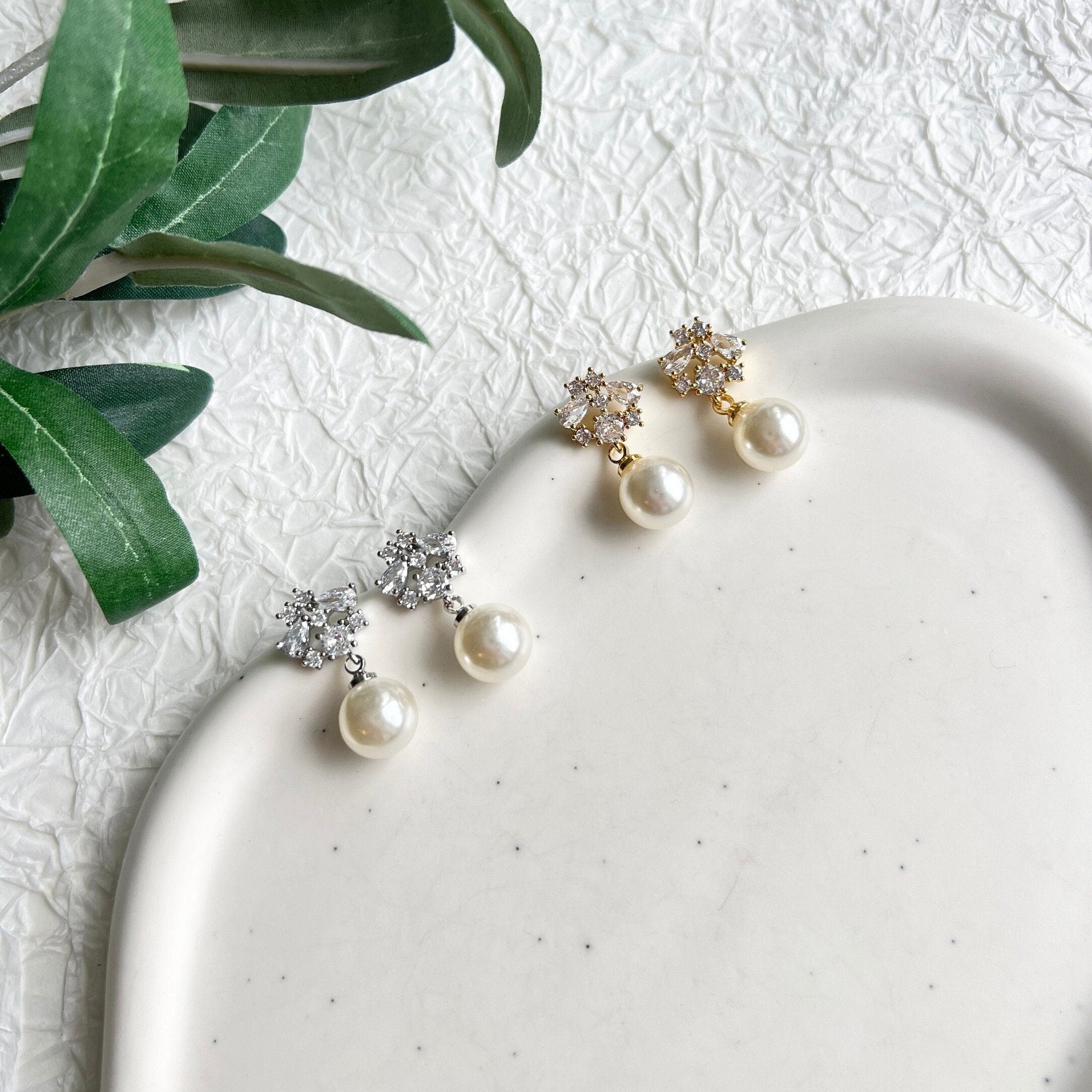Brautohrringe, Gold oder Silber, Perlenanhaenger, funkelnde Ohrstecker, eleganter Brautschmuck, feine Perlenohrringe, Perlenschmuck fuer die Braut, Geschenk fuer Sie, Weihnachtsgeschenk, Damenschmuck, Brautjungfer oder Trauzeugin, moderne Ohrringe, Standesamtlook, Weddinginspiration, Schmuckbluete