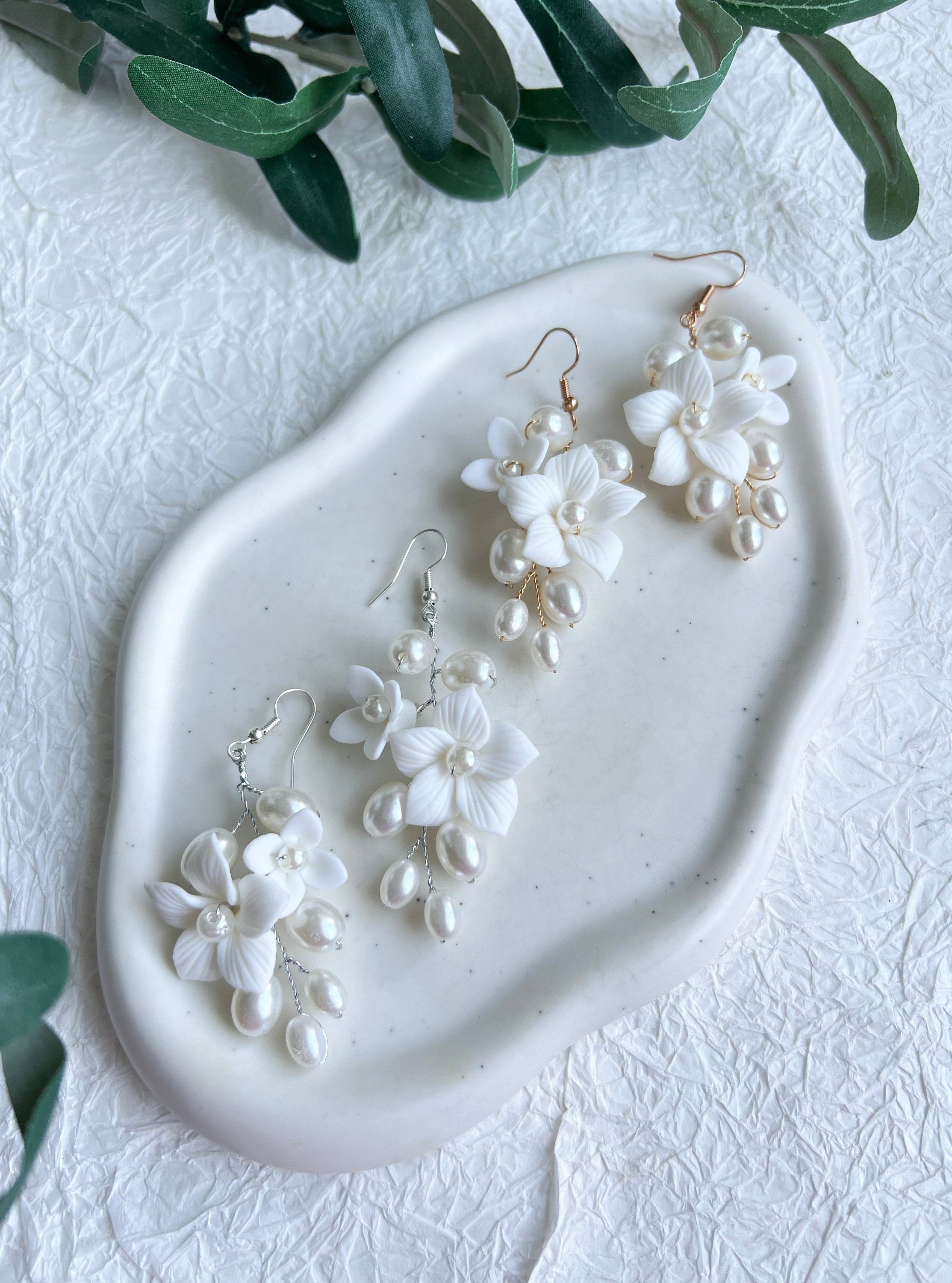 Brautohrringe, Keramikblüten, Blumen, Ohrringe, Brautschmuck, Braut, moderner Ohrschmuck, Gold, weiße Perlen, Perlenschmuck