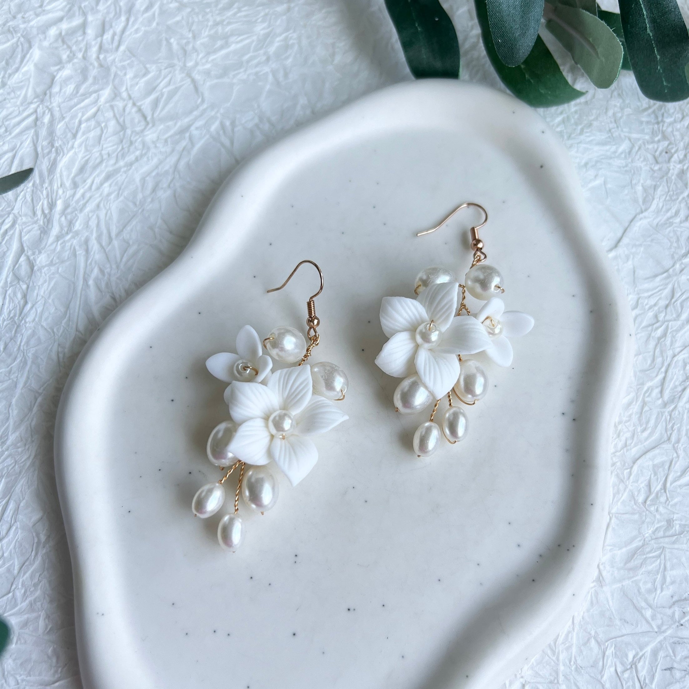 Brautohrringe, Keramikblüten, Blumen, Ohrringe, Brautschmuck, Braut, moderner Ohrschmuck, Gold, weiße Perlen, Perlenschmuck