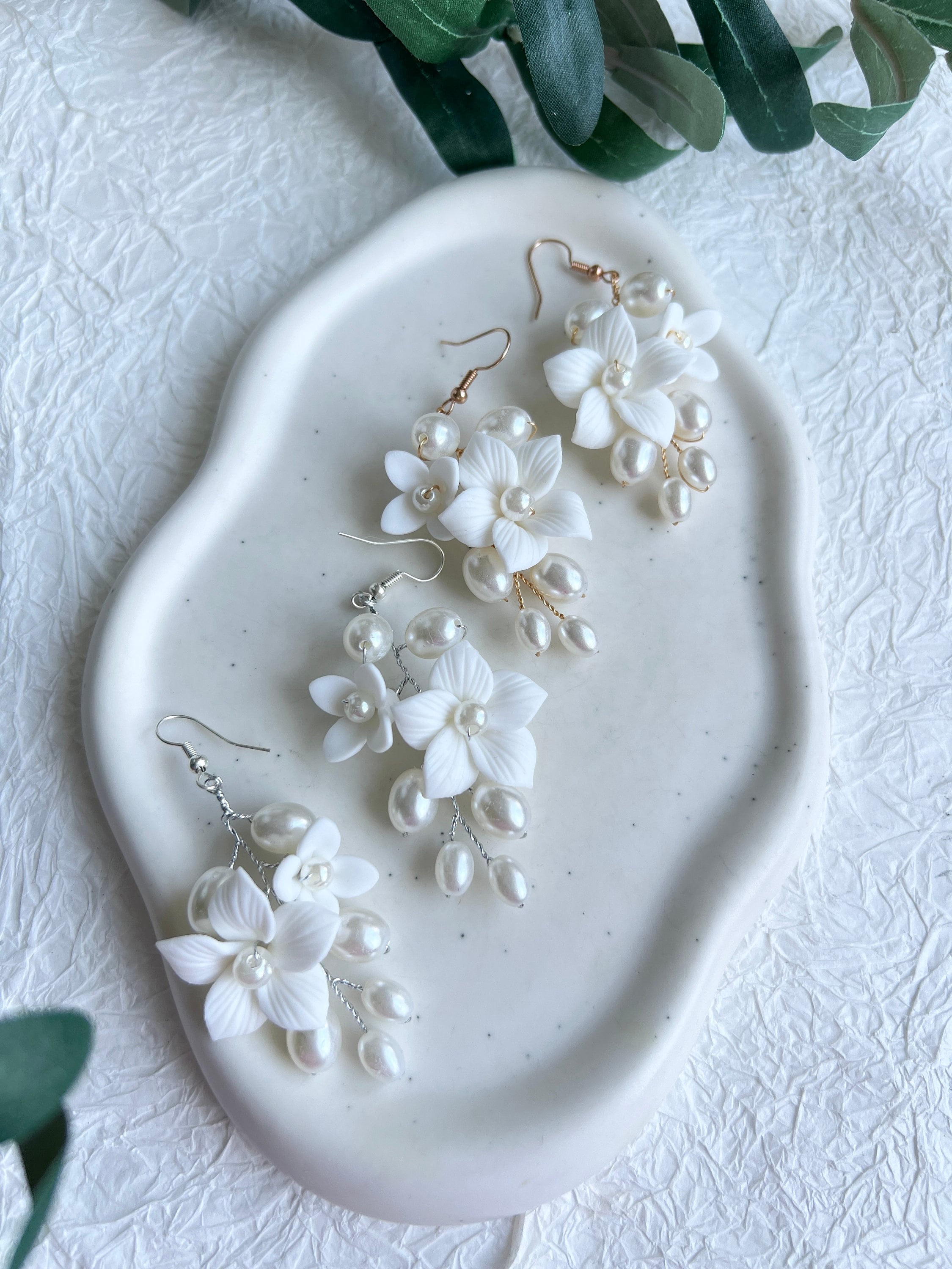 Brautohrringe, Keramikblüten, Blumen, Ohrringe, Brautschmuck, Braut, moderner Ohrschmuck, Gold, weiße Perlen, Perlenschmuck