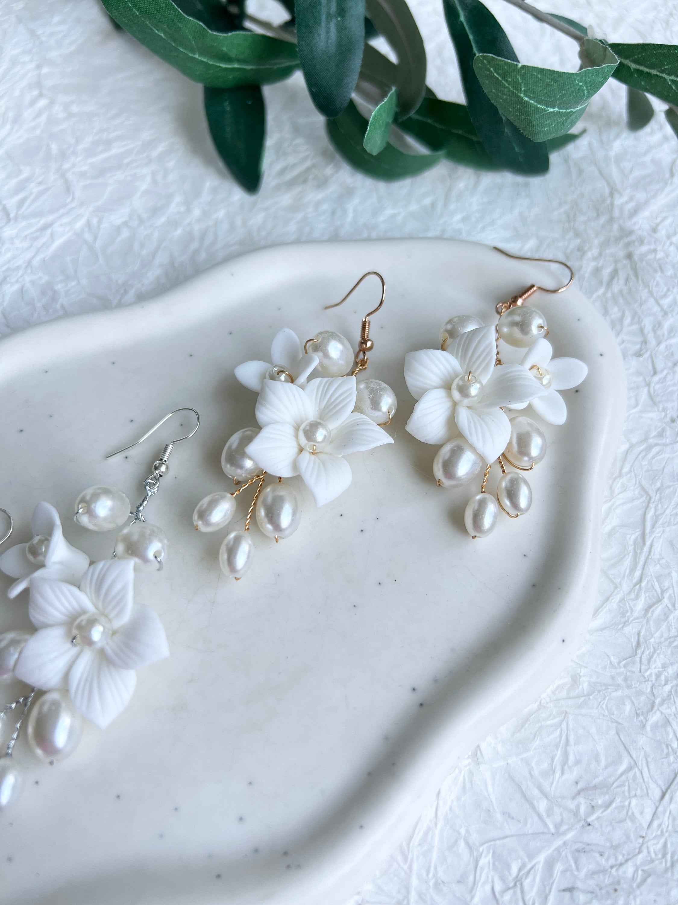 Brautohrringe, Keramikblüten, Blumen, Ohrringe, Brautschmuck, Braut, moderner Ohrschmuck, Gold, weiße Perlen, Perlenschmuck